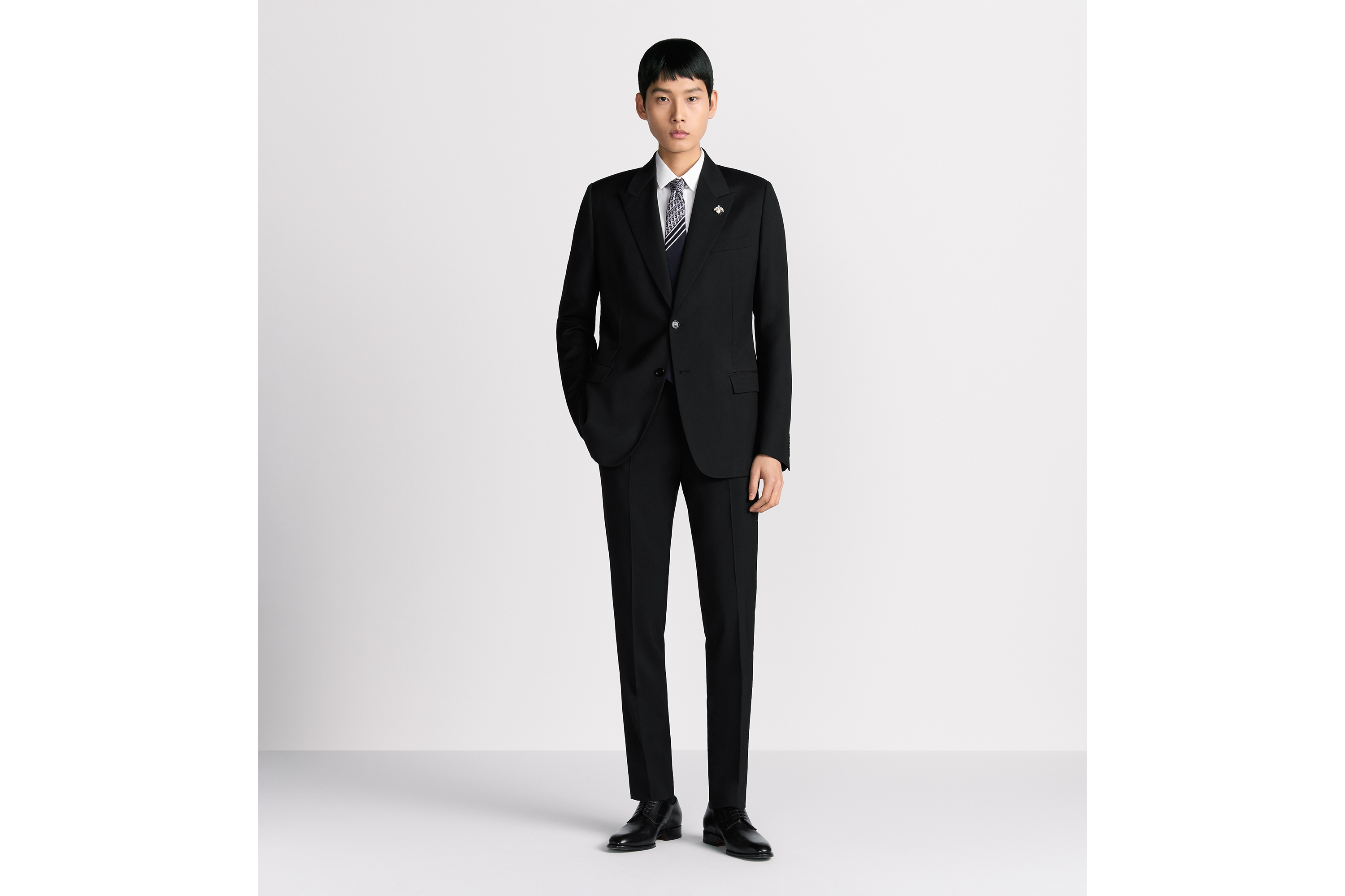 look_image_alt_prefix 单西 黑色绵羊毛斜纹面料搭配小蜜蜂配饰 E01