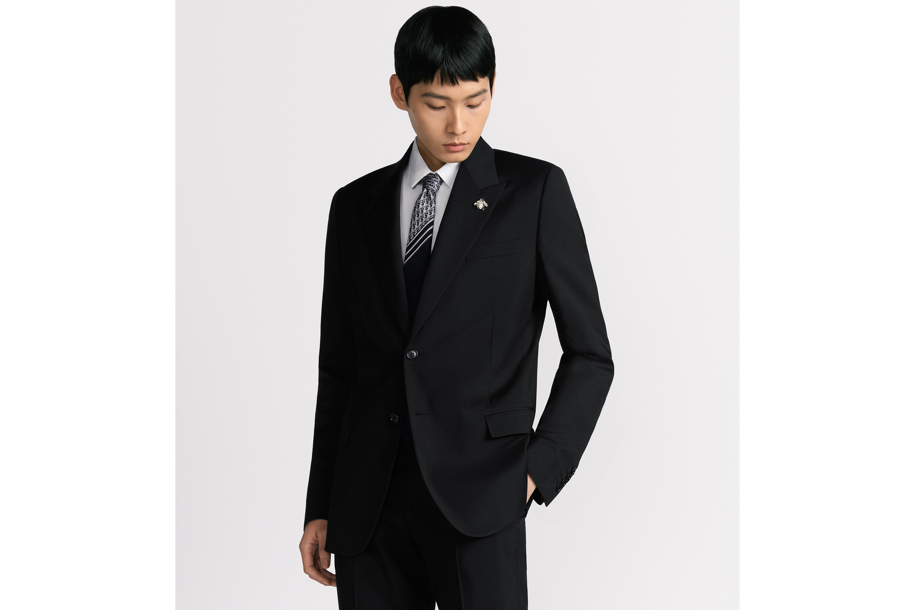 look_image_alt_prefix 单西 黑色绵羊毛斜纹面料搭配小蜜蜂配饰 E03