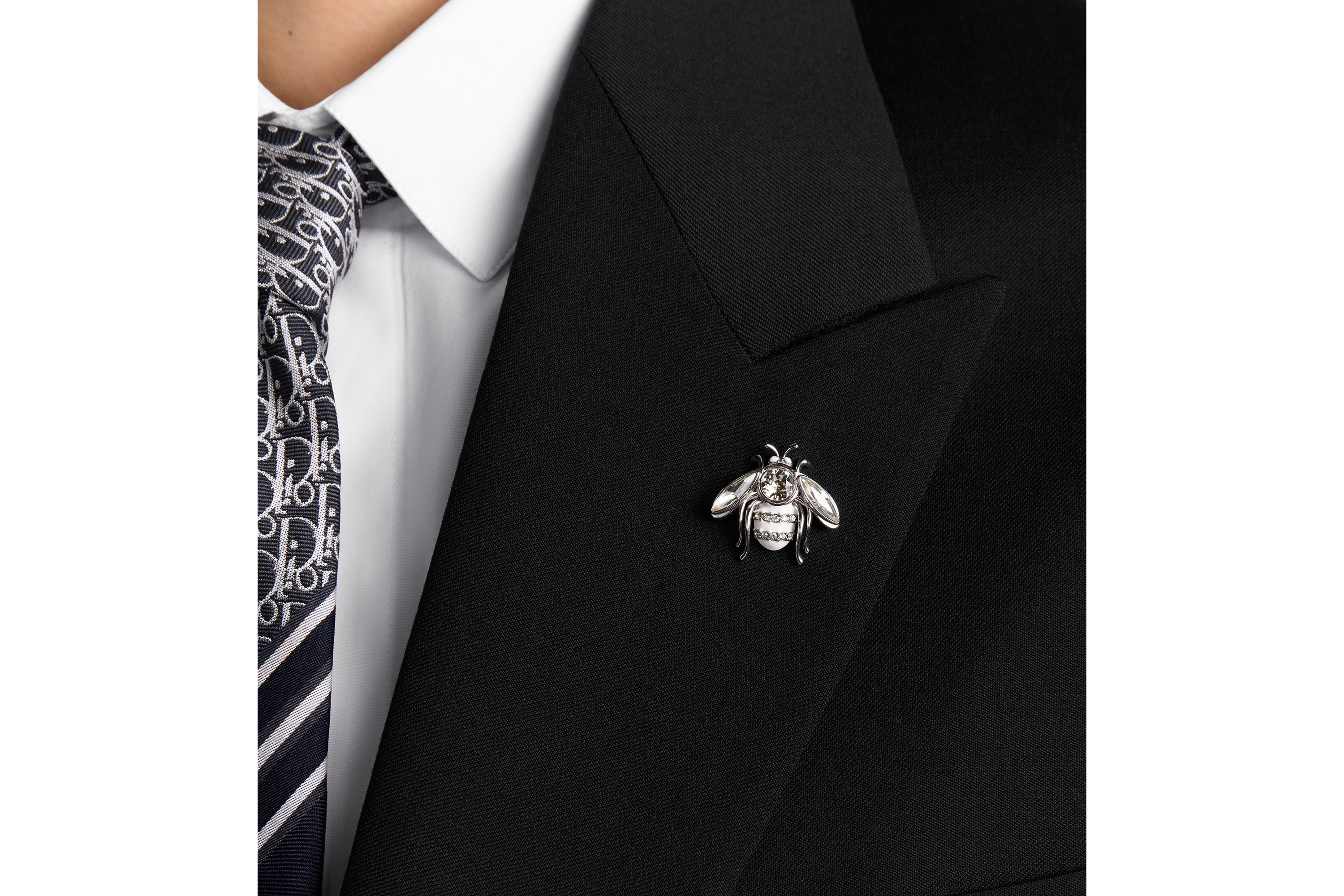 look_image_alt_prefix 单西 黑色绵羊毛斜纹面料搭配小蜜蜂配饰 E04