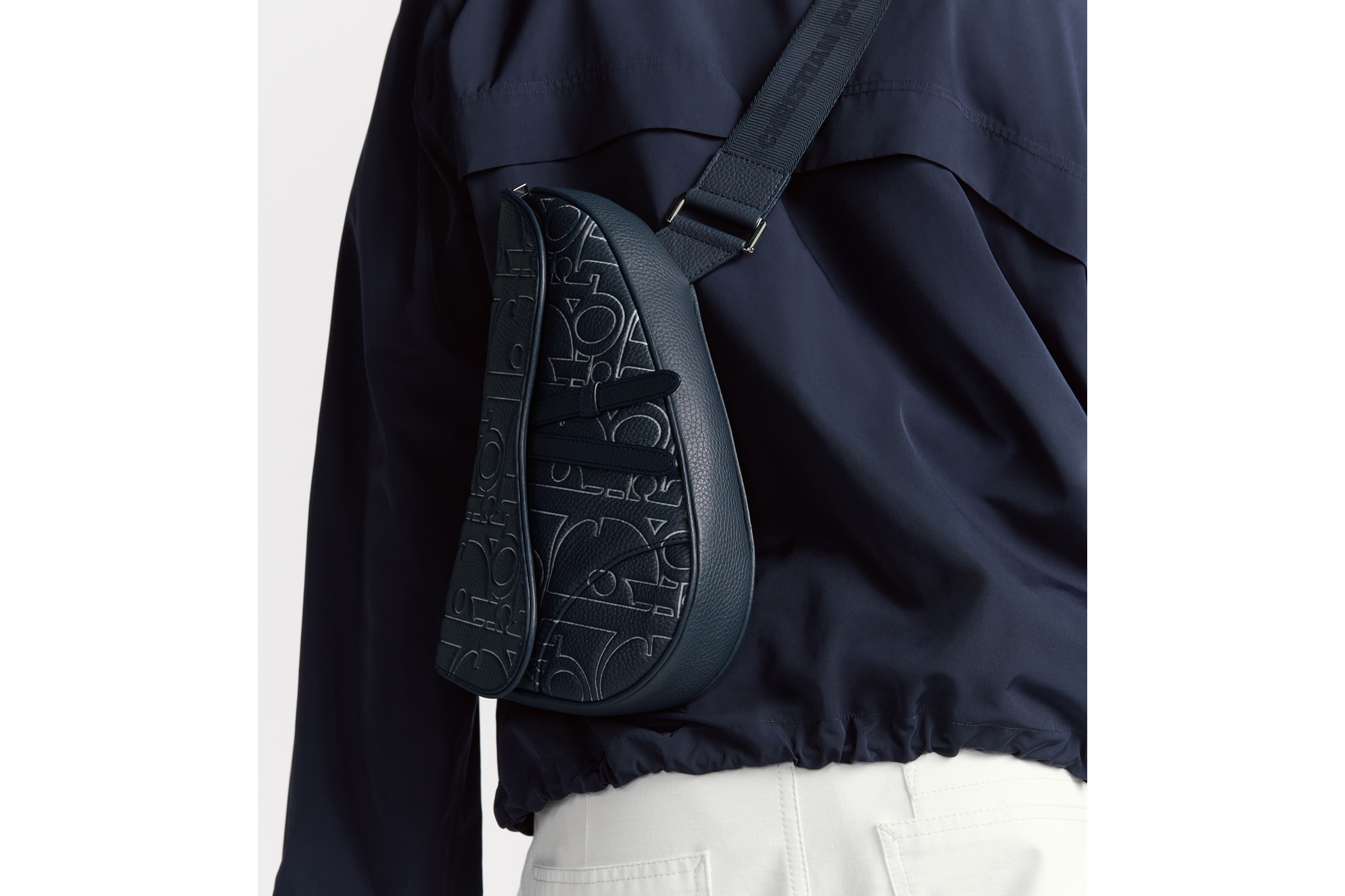 look_image_alt_prefix 马鞍包 海军蓝色 Dior Gravity Outline 皮革和海军蓝色粒面牛皮革 E19