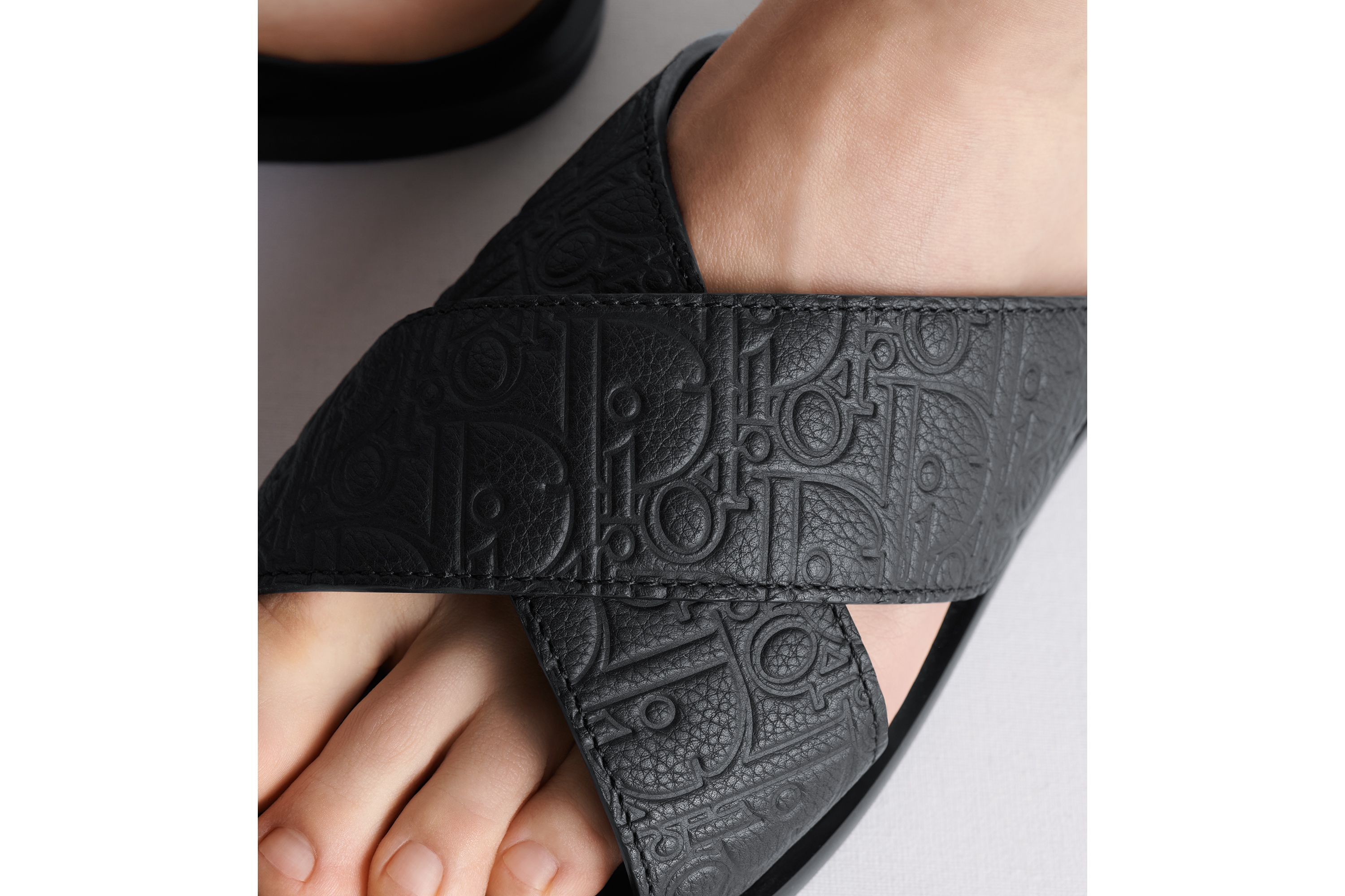 look_image_alt_prefix Dior Alias 凉鞋 黑色 Dior Gravity 印花效果皮革 E24