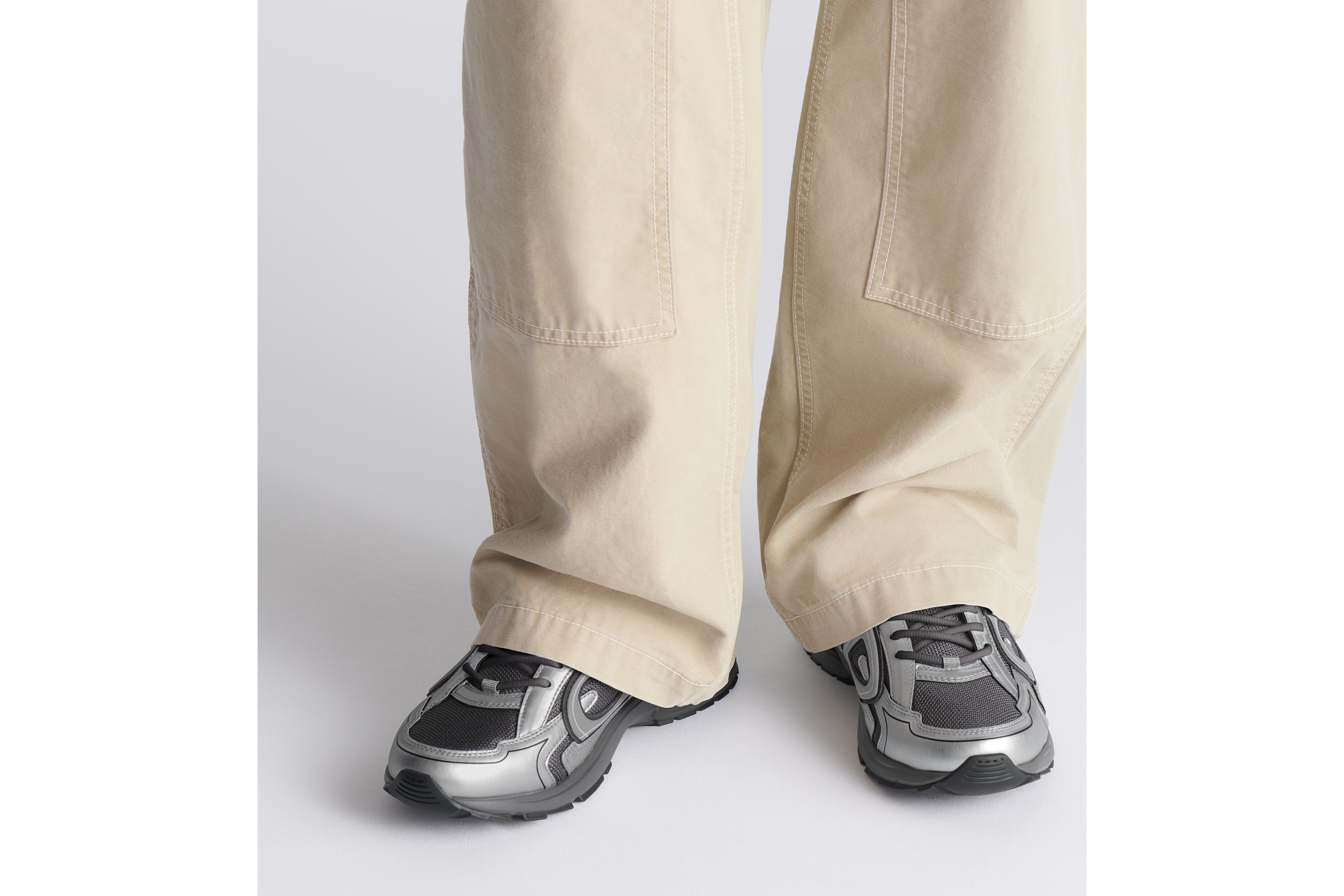 look_image_alt_prefix B30 Countdown 运动鞋 深灰色网面和银色调金属光泽科技面料 E23