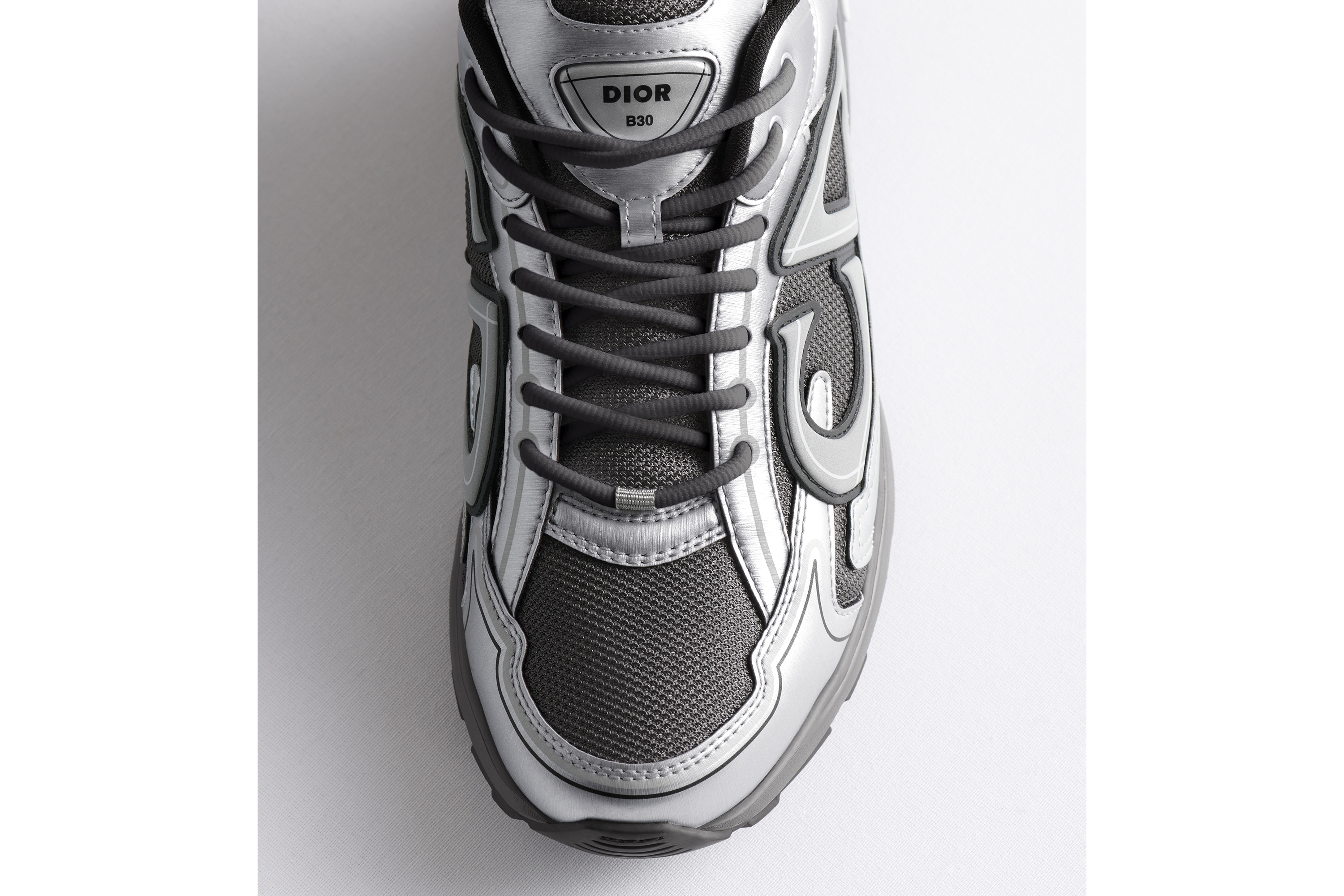 look_image_alt_prefix B30 Countdown 运动鞋 深灰色网面和银色调金属光泽科技面料 E24