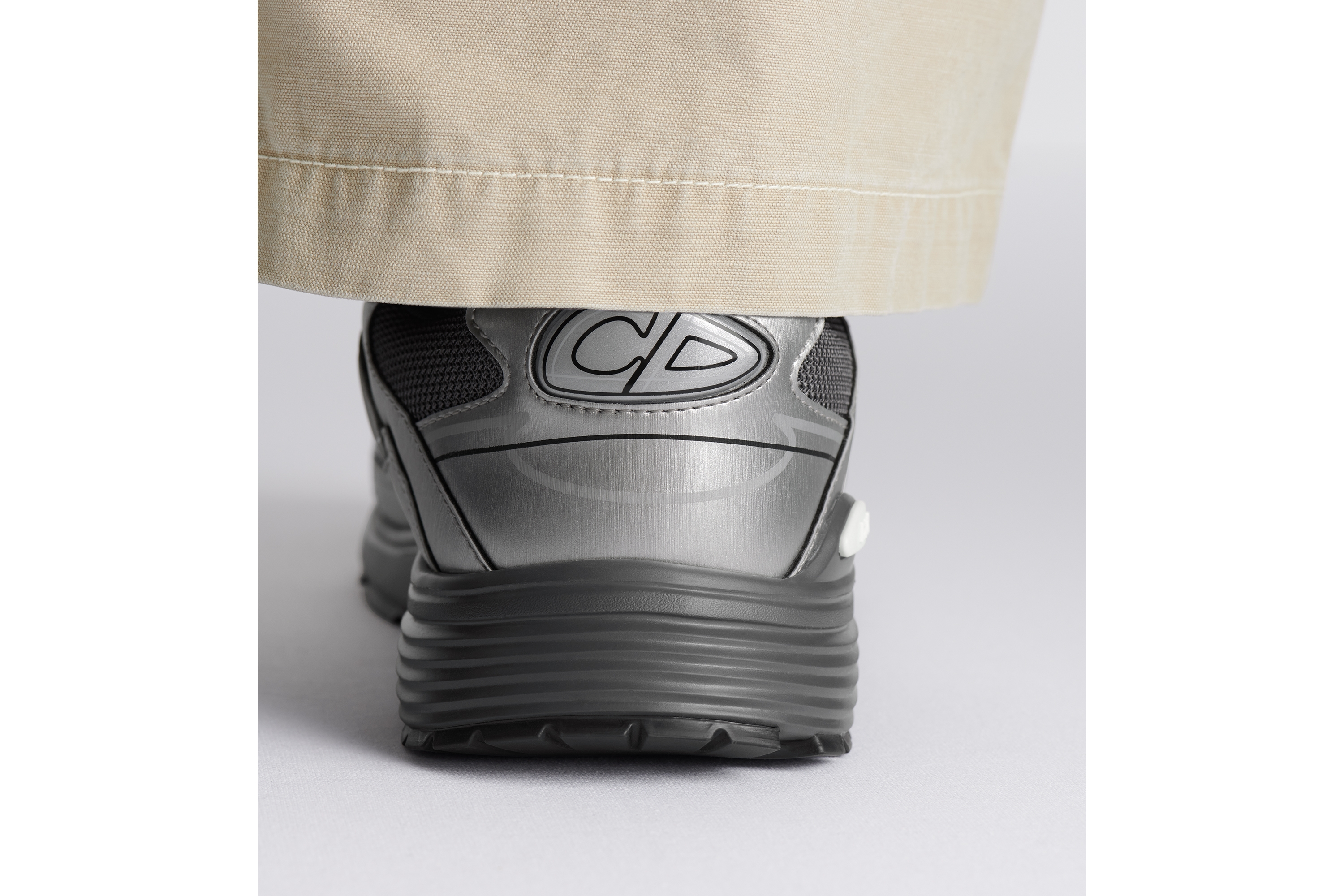 B30 Countdown 运动鞋 深灰色网面和银色调金属光泽科技面料 E26