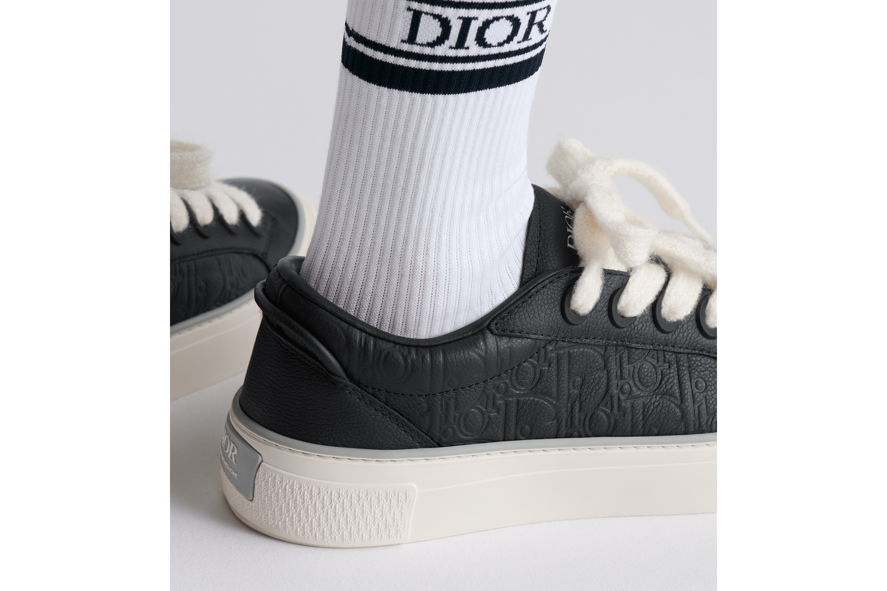 look_image_alt_prefix B33 Spin 运动鞋 黑色粒面牛皮革和黑色 Dior Gravity 印花效果皮革 E24