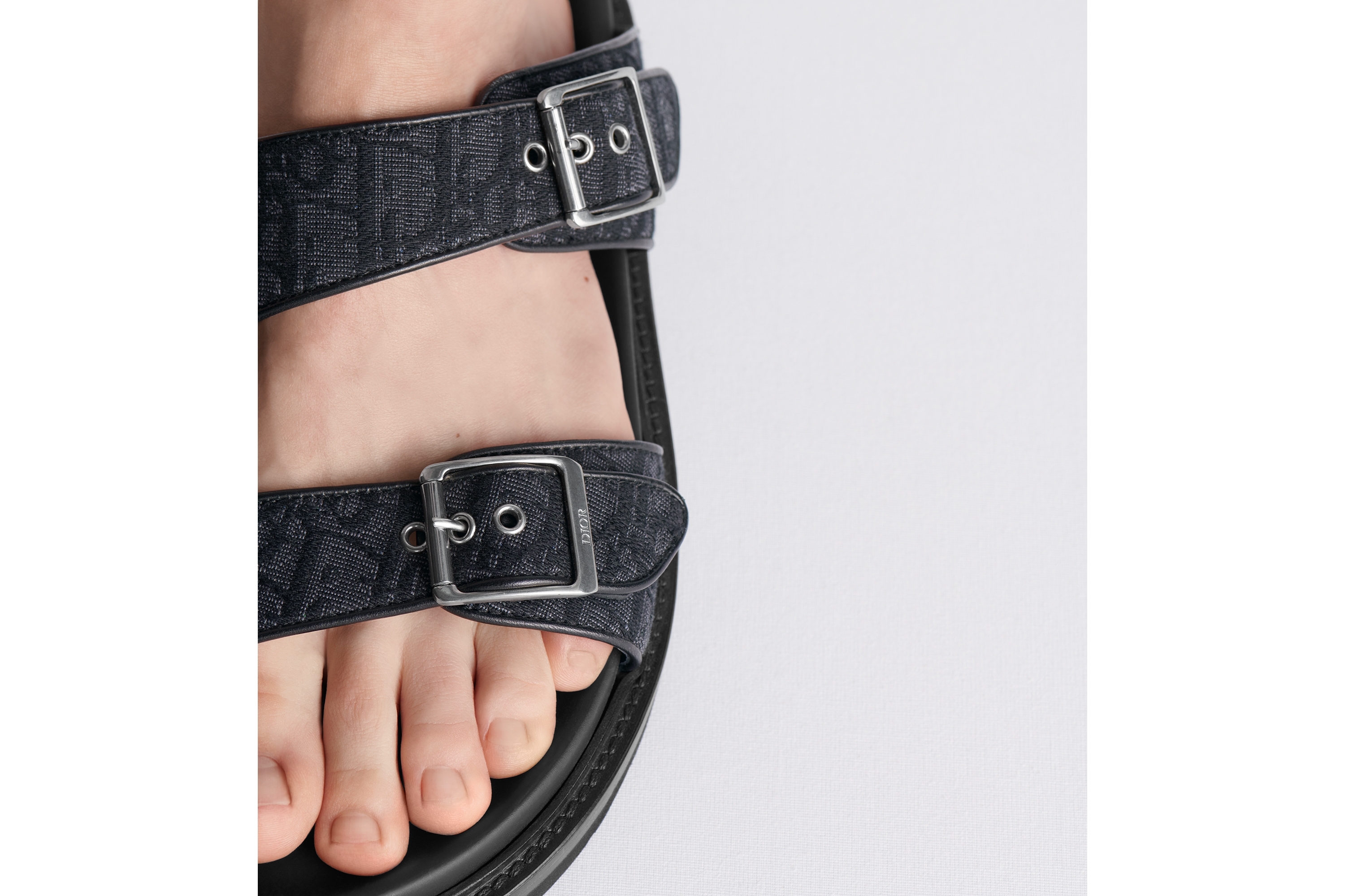 look_image_alt_prefix Dior Aqua 凉鞋 黑色 Oblique 印花面料 E24