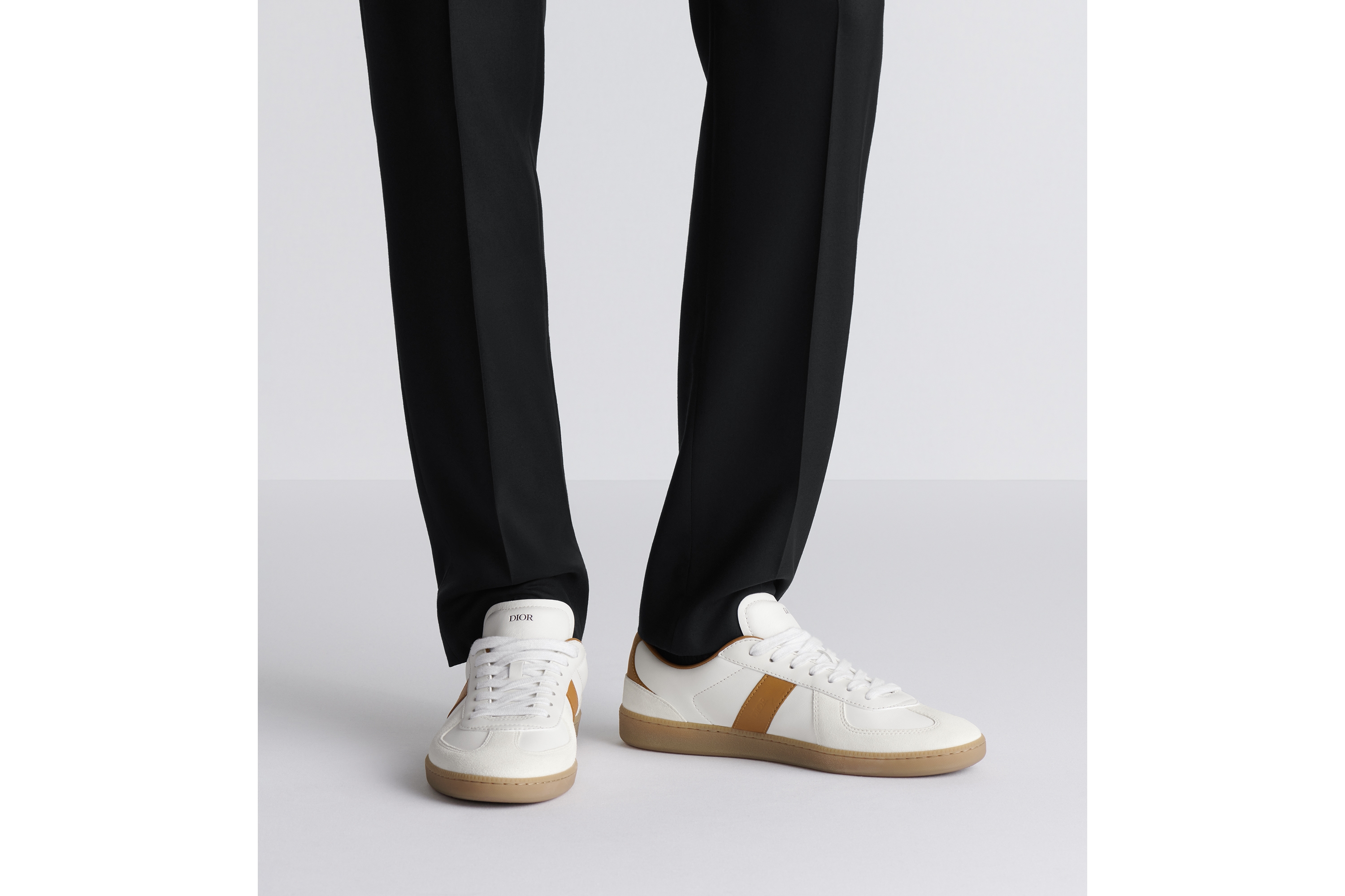 look_image_alt_prefix B01 Matchpoint 运动鞋 干邑色和白色光滑牛皮革搭配白色绒面革 E23