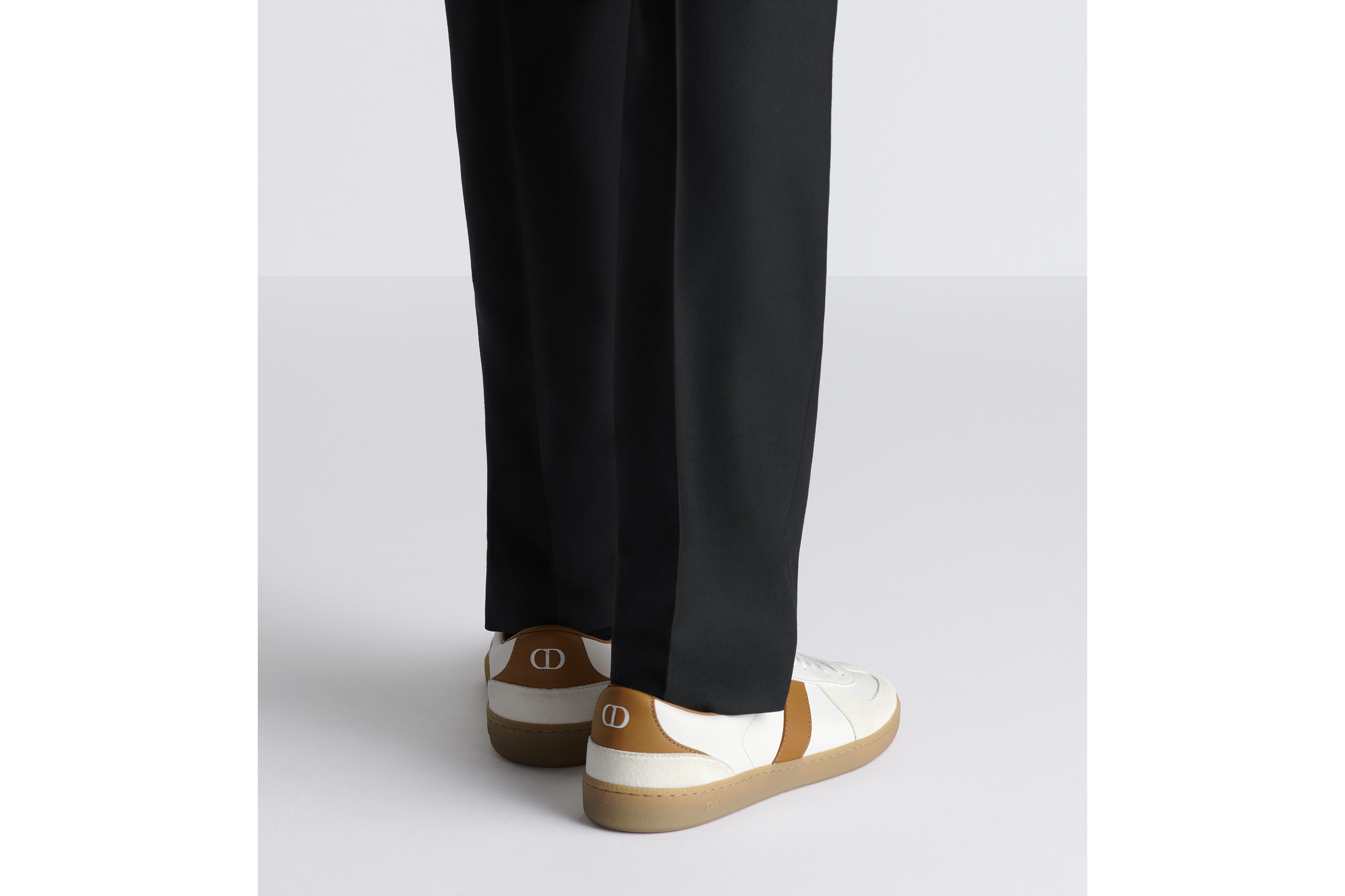 look_image_alt_prefix B01 Matchpoint 运动鞋 干邑色和白色光滑牛皮革搭配白色绒面革 E25