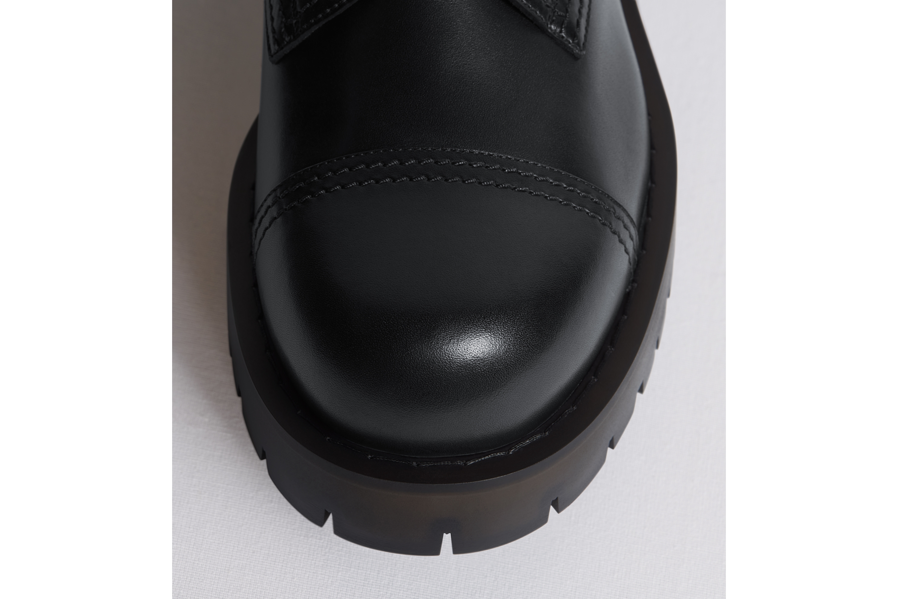 look_image_alt_prefix Dior Explorer III 德比鞋 黑色光滑牛皮革 E25