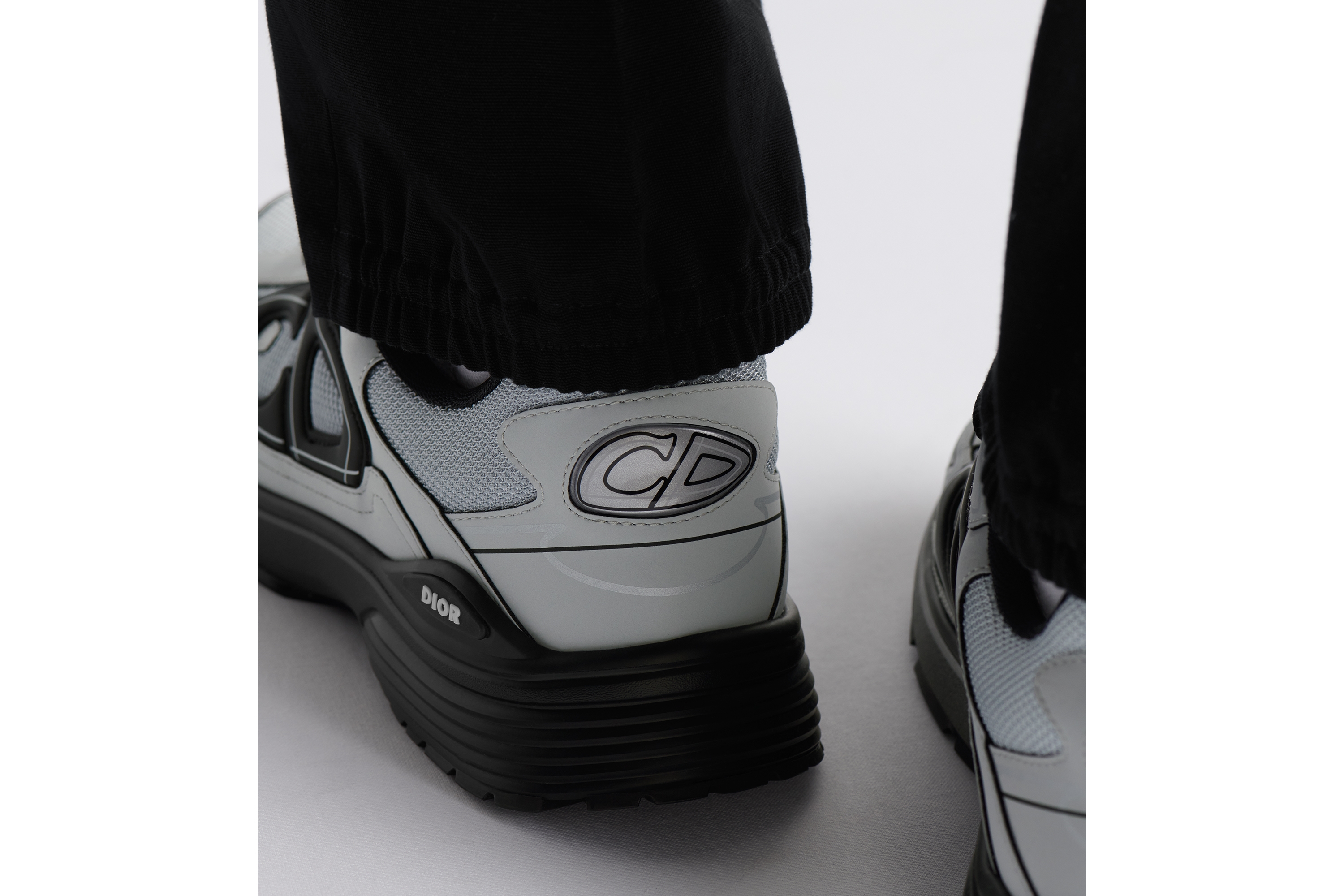 look_image_alt_prefix B30 Countdown 运动鞋 灰色网面和灰色科技面料 E25