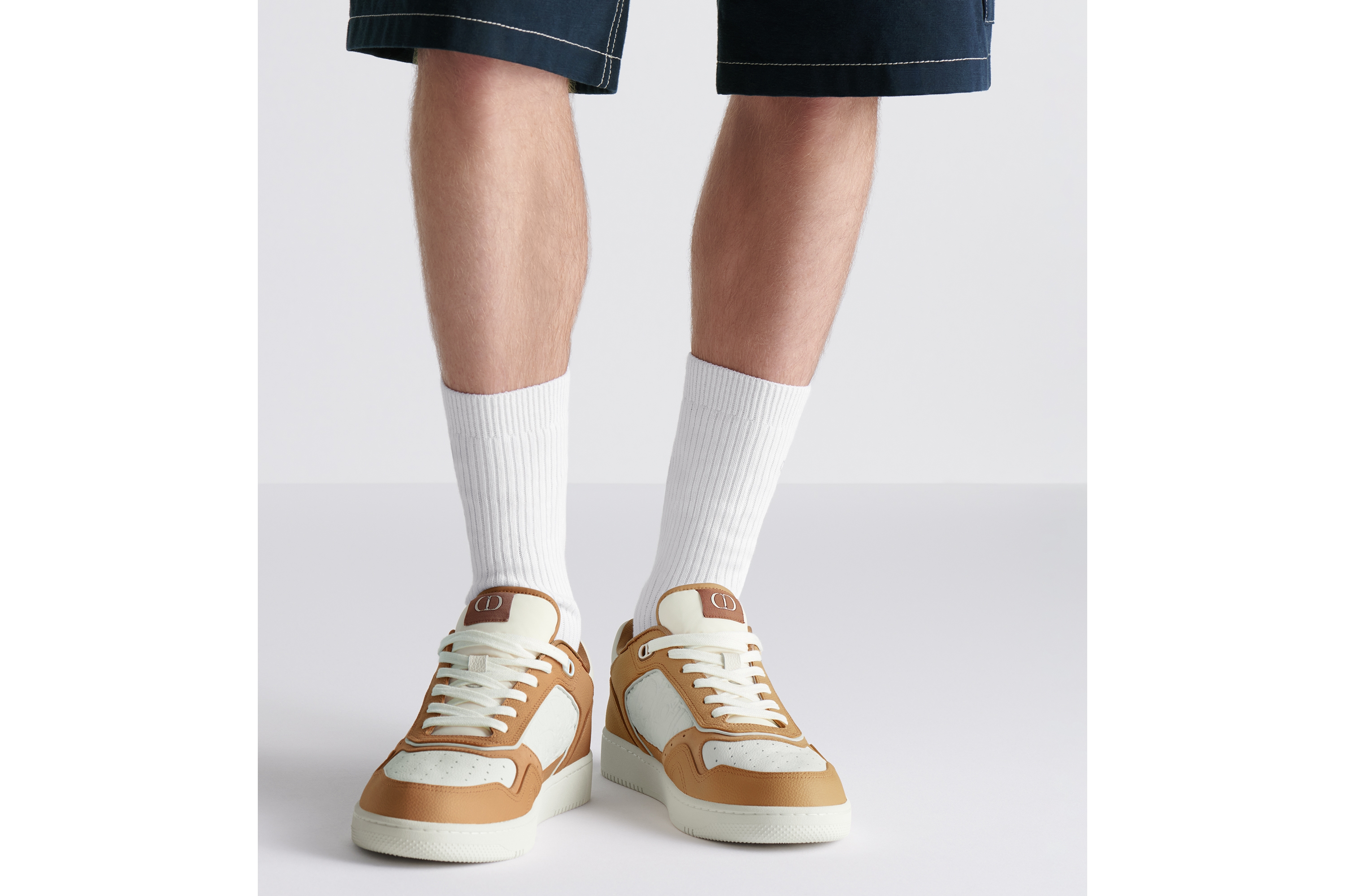 look_image_alt_prefix B27 Uptown 低帮运动鞋 干邑色和白色粒面牛皮革搭配白色 Dior Gravity 印花效果皮革 E23
