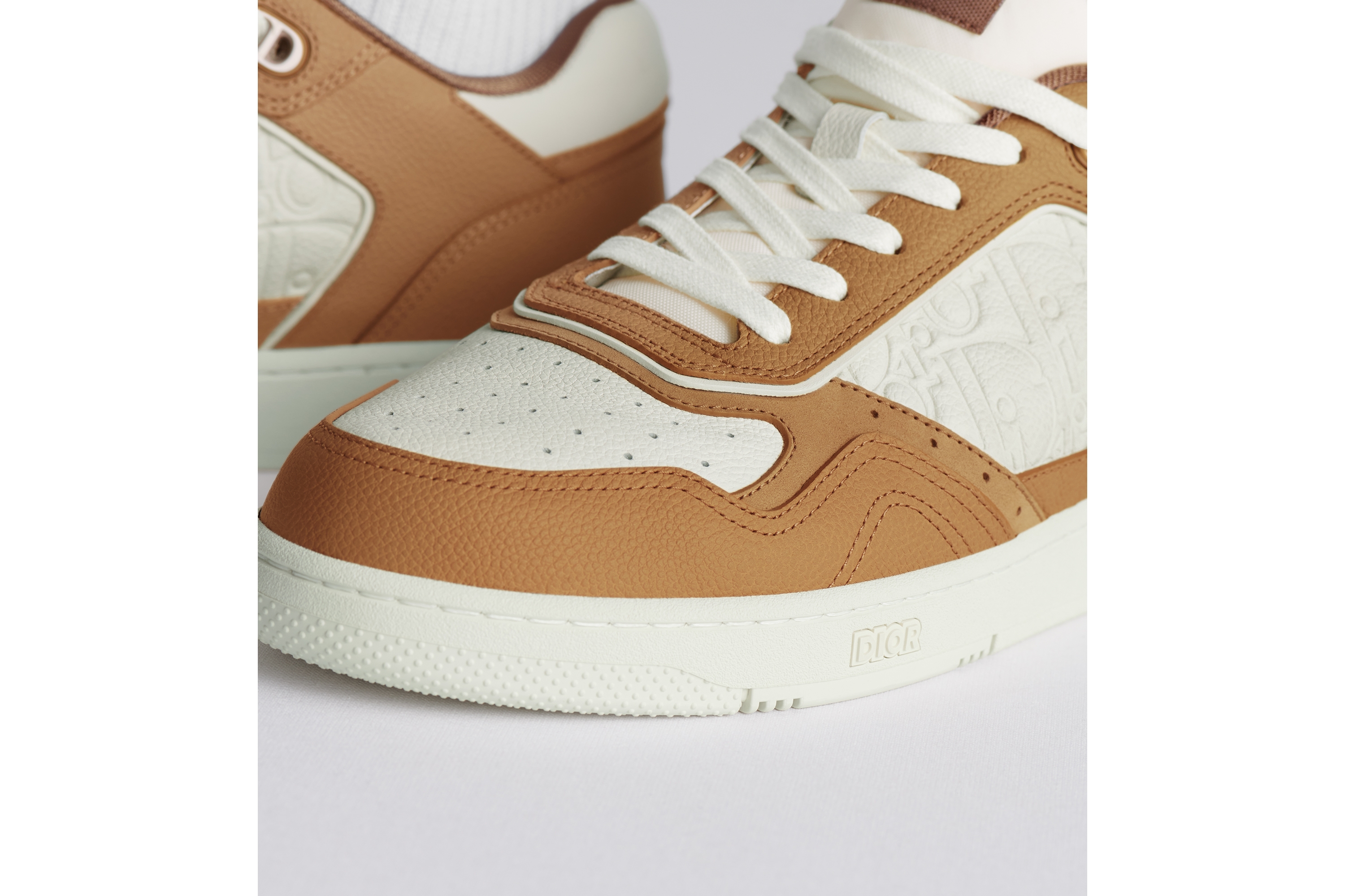 B27 Uptown 低帮运动鞋 干邑色和白色粒面牛皮革搭配白色 Dior Gravity 印花效果皮革 E25