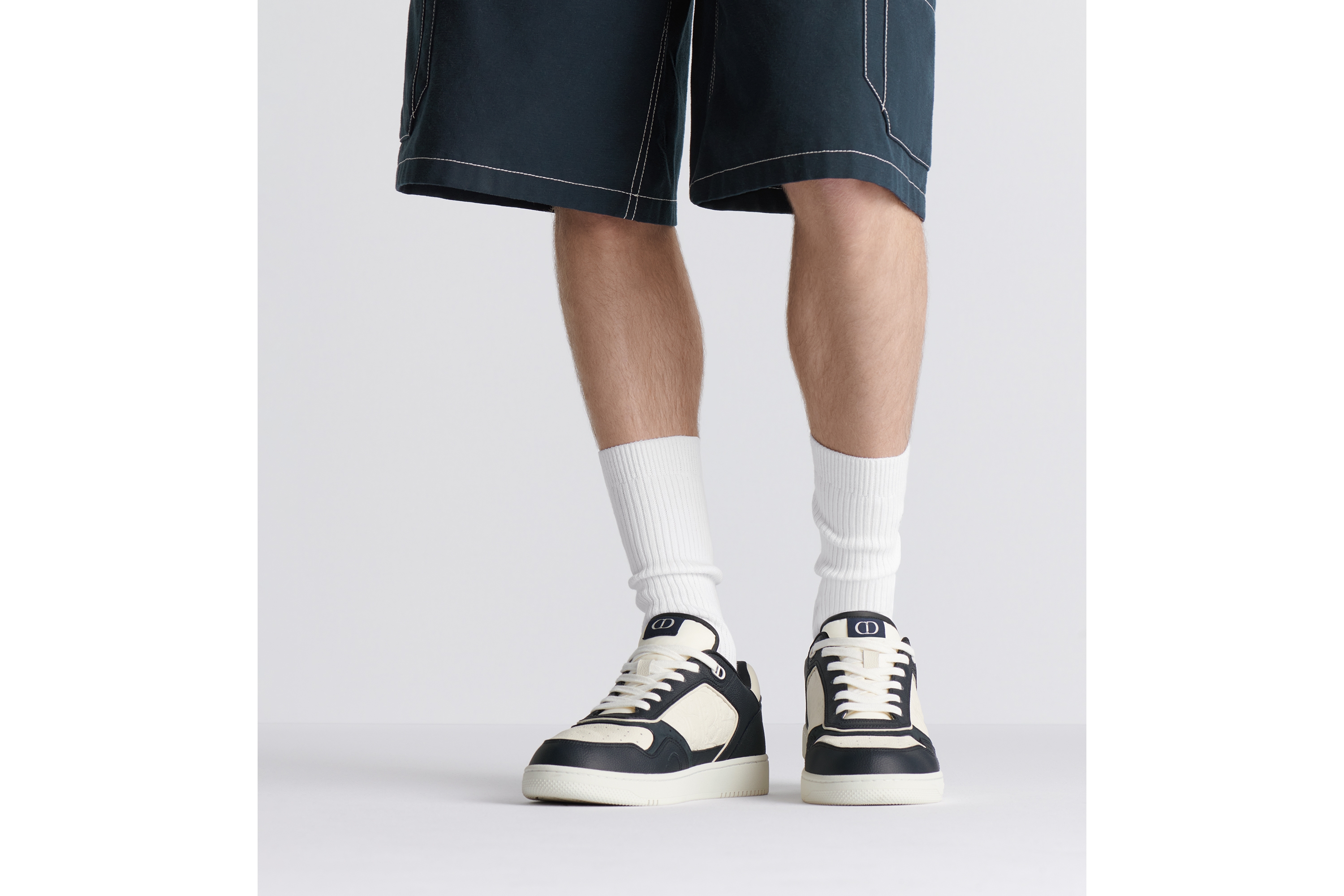 B27 Uptown 低帮运动鞋 海军蓝色和白色粒面牛皮革搭配白色 Dior Gravity 印花效果皮革 E23