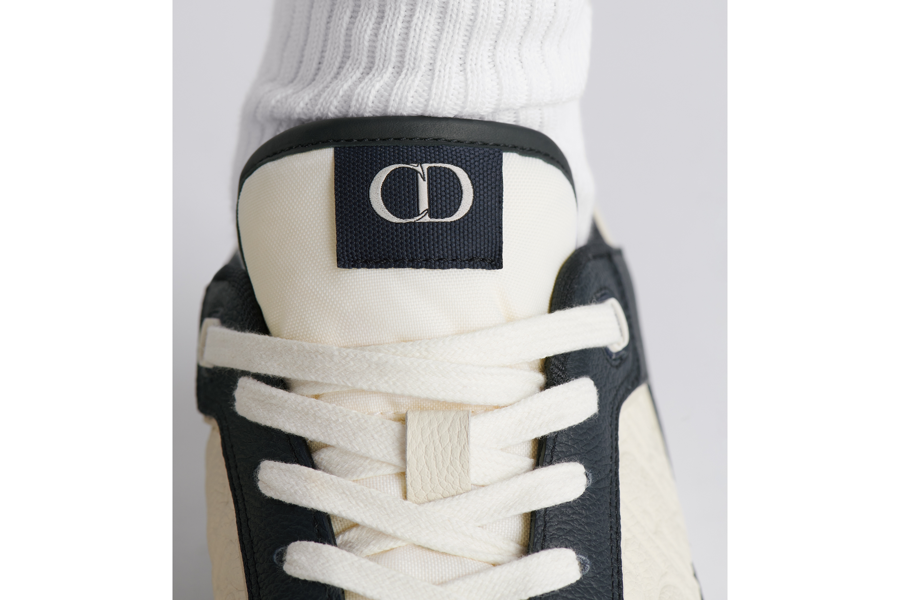 look_image_alt_prefix B27 Uptown 低帮运动鞋 海军蓝色和白色粒面牛皮革搭配白色 Dior Gravity 印花效果皮革 E24