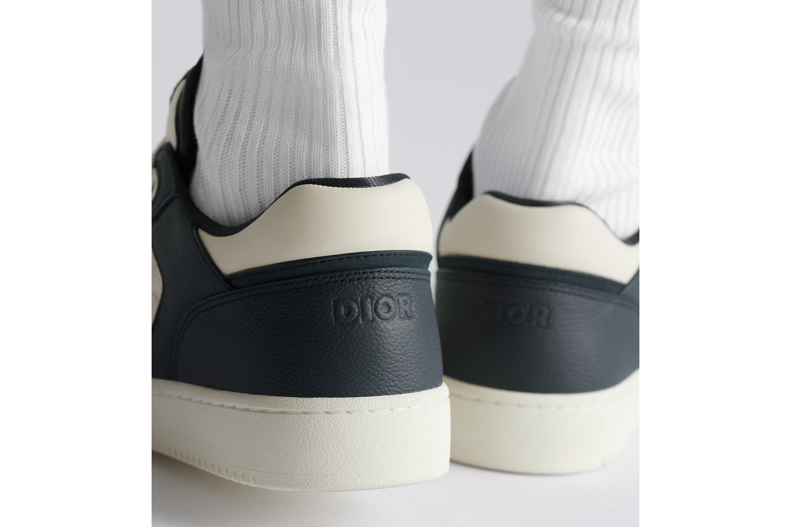 look_image_alt_prefix B27 Uptown 低帮运动鞋 海军蓝色和白色粒面牛皮革搭配白色 Dior Gravity 印花效果皮革 E25