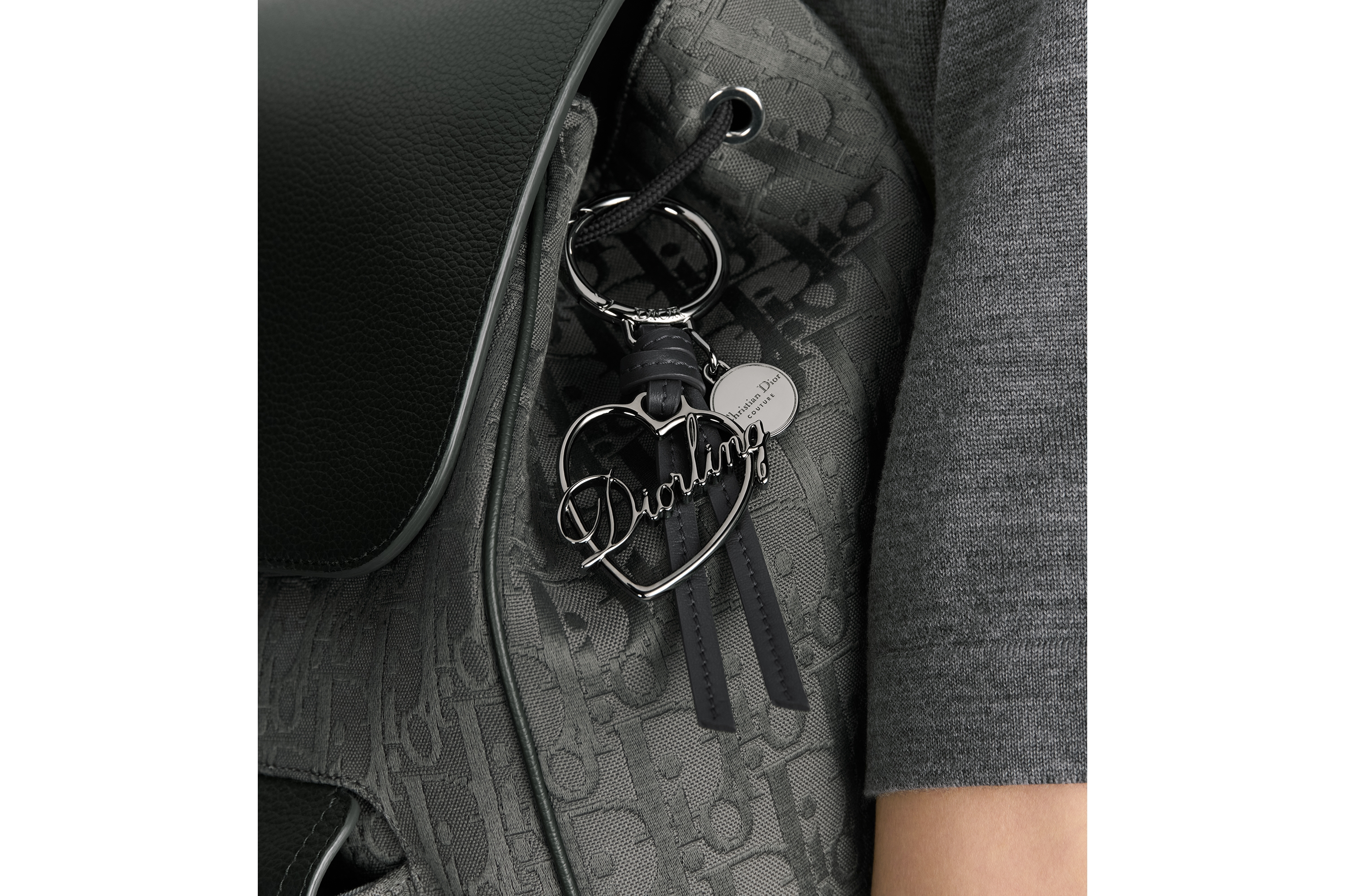 look_image_alt_prefix 迪奥之爱钥匙扣 金属覆层铜合金和灰色光滑牛皮革 E20