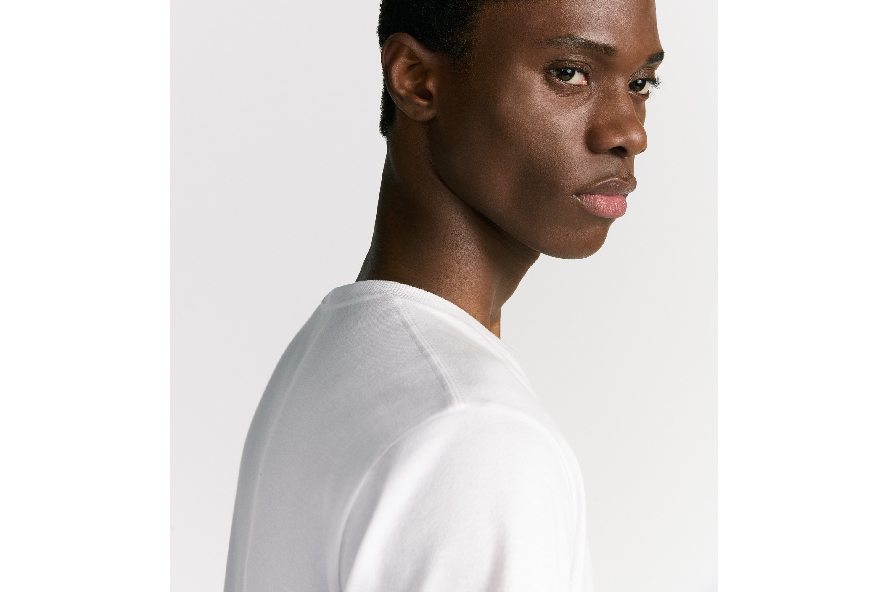 look_image_alt_prefix 修身版型 T 恤 白色棉质平纹针织面料 CD Icon 刺绣 E10