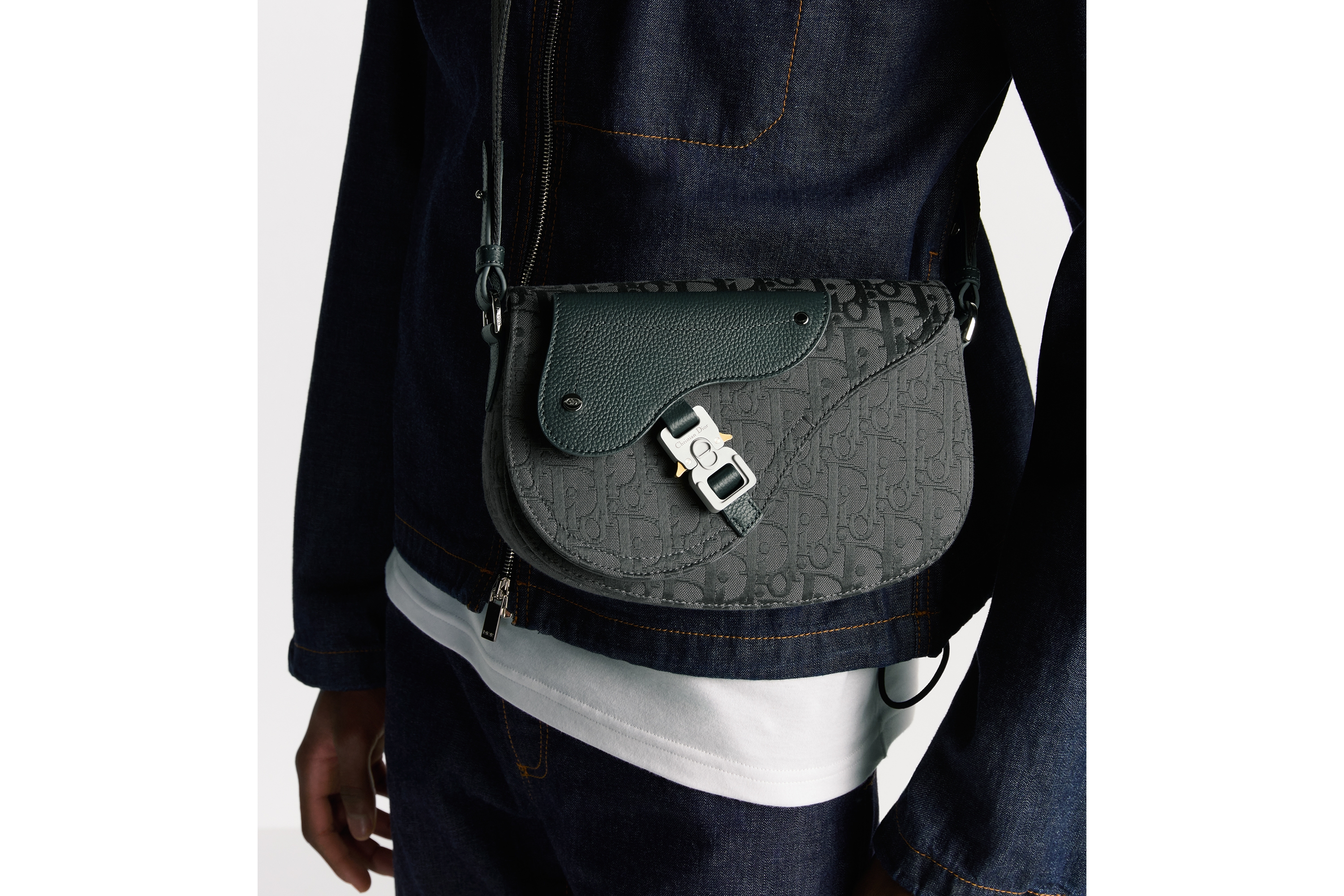 look_image_alt_prefix 马鞍信使包 煤灰色 Oblique 印花帆布和煤灰色粒面牛皮革 E19