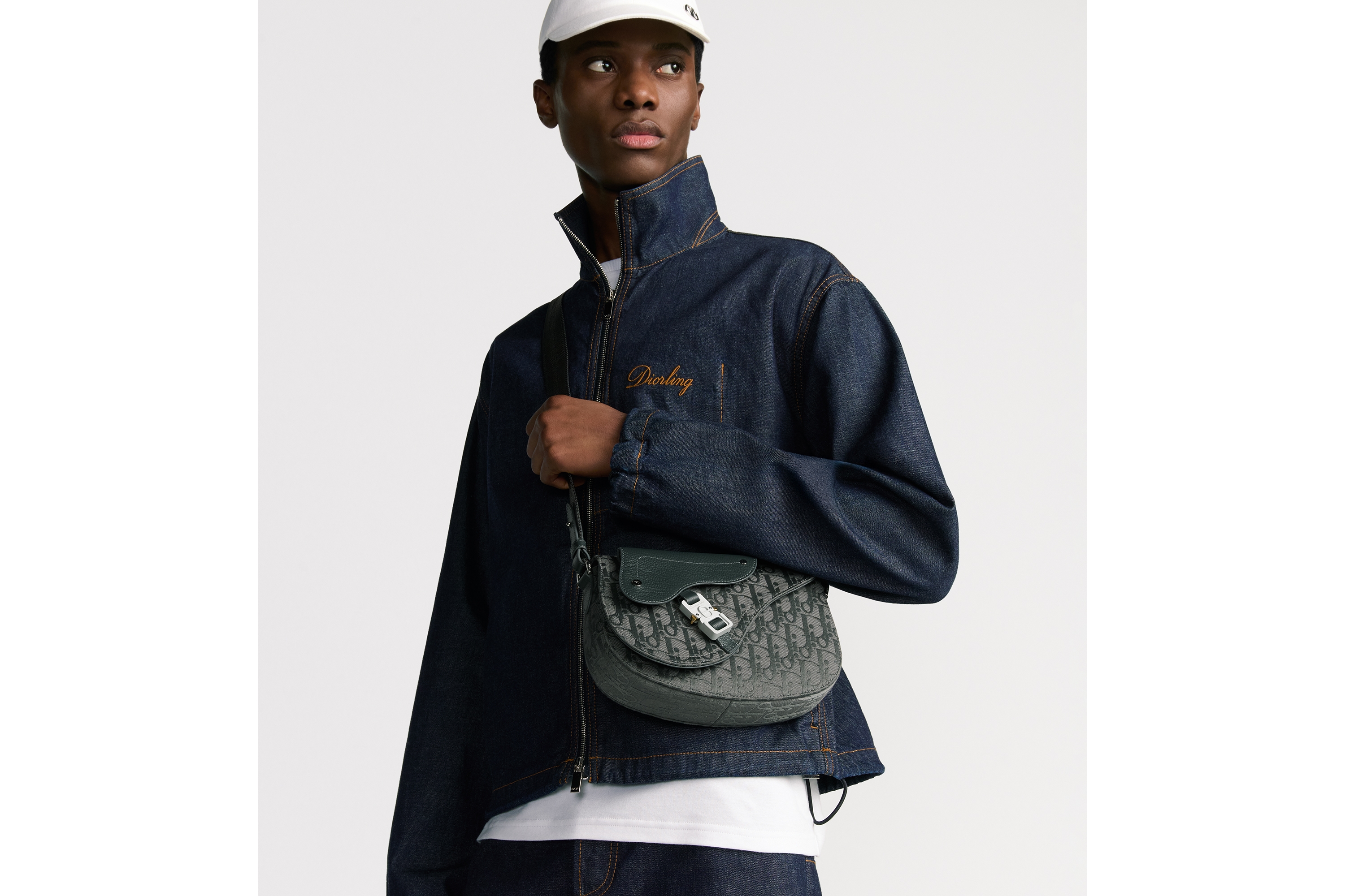 look_image_alt_prefix 马鞍信使包 煤灰色 Oblique 印花帆布和煤灰色粒面牛皮革 E21