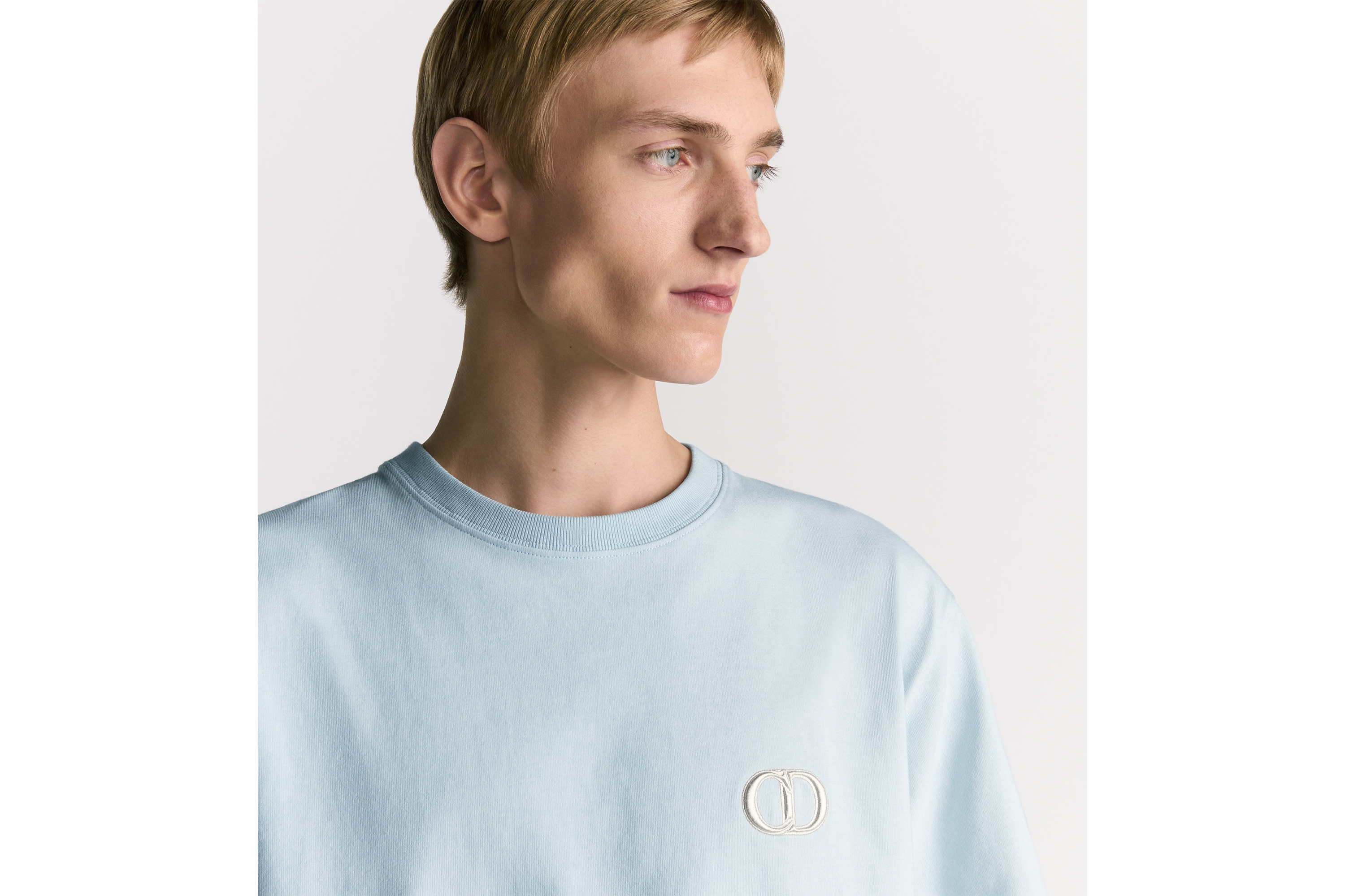 look_image_alt_prefix 宽松版型 T 恤 蓝色棉质平纹针织面料 CD Icon 刺绣 E10