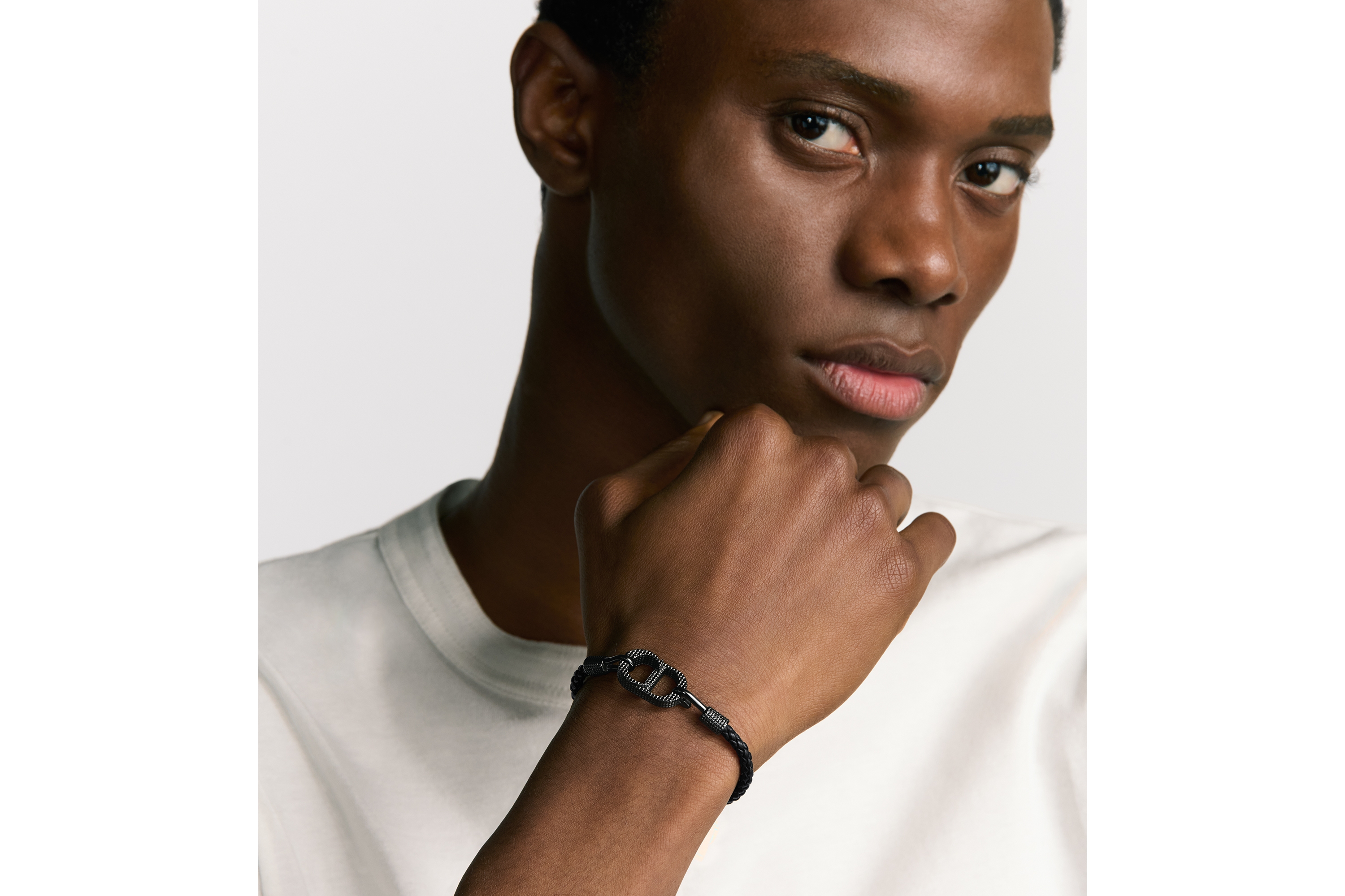 look_image_alt_prefix CD Icon 编织皮革手链 黑色羊皮革和黑色金属覆层铜合金 E39