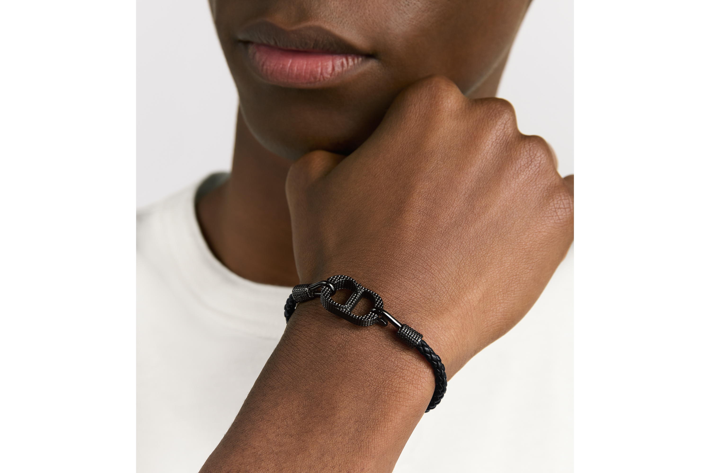 look_image_alt_prefix CD Icon 编织皮革手链 黑色羊皮革和黑色金属覆层铜合金 E40