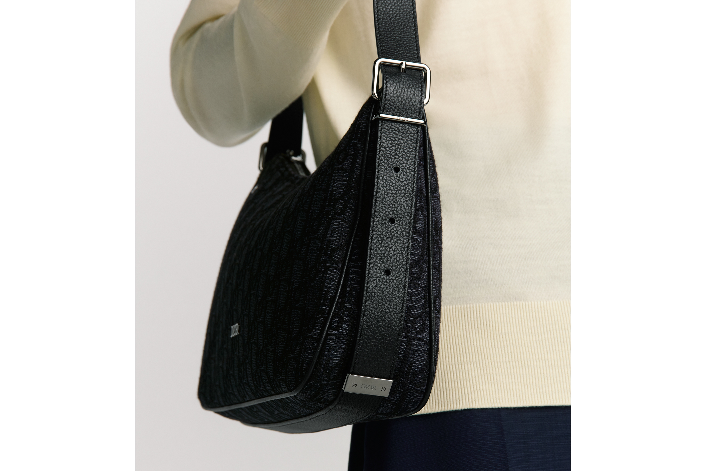 look_image_alt_prefix 中号 Dior Slider 拉链水饺包 黑色 Oblique 印花面料 E20