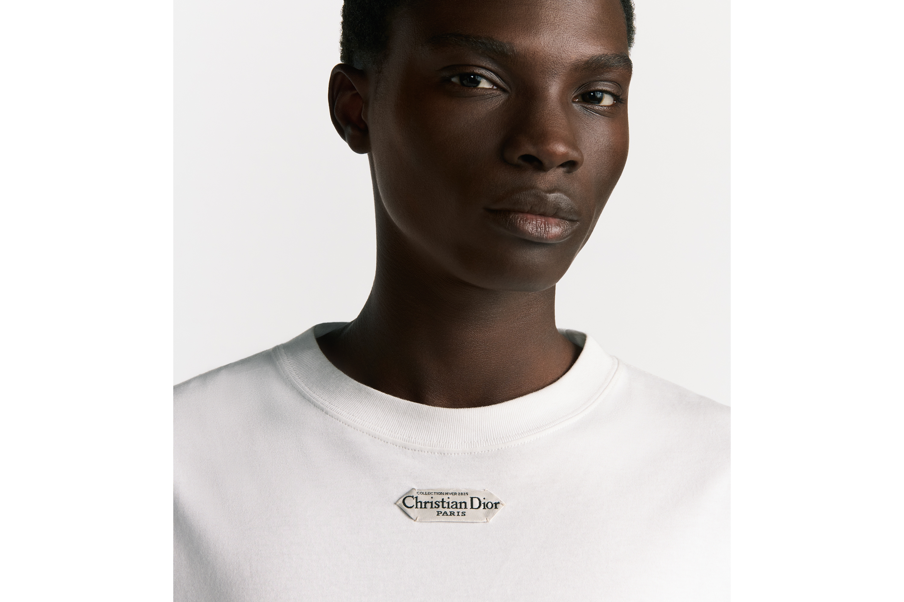 宽松版型 T 恤 光泽白色棉质平纹针织面料 Christian Dior Paris 标签 E10