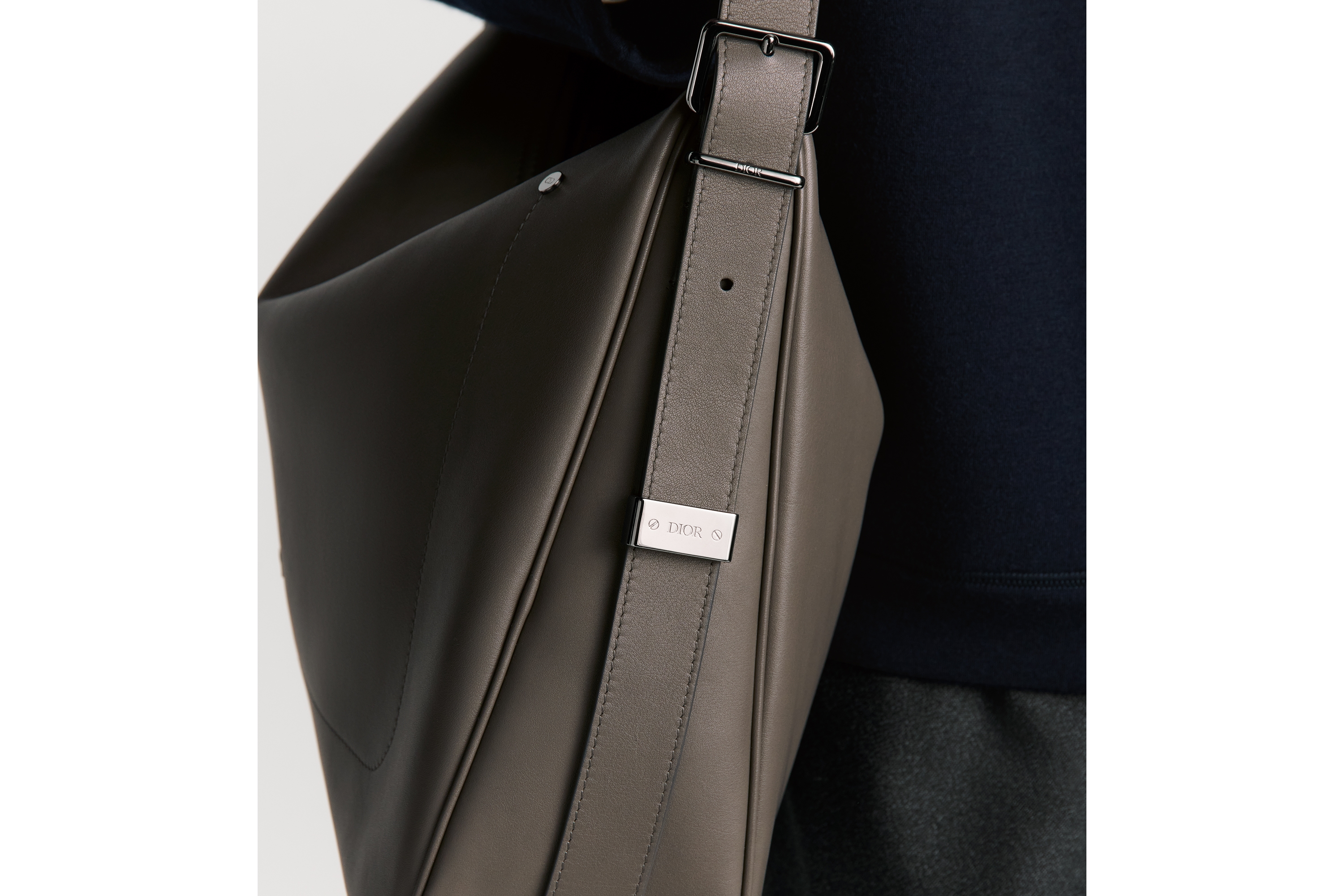 look_image_alt_prefix 大号 Dior Slider 拉链水饺包 灰色光滑牛皮革 E20