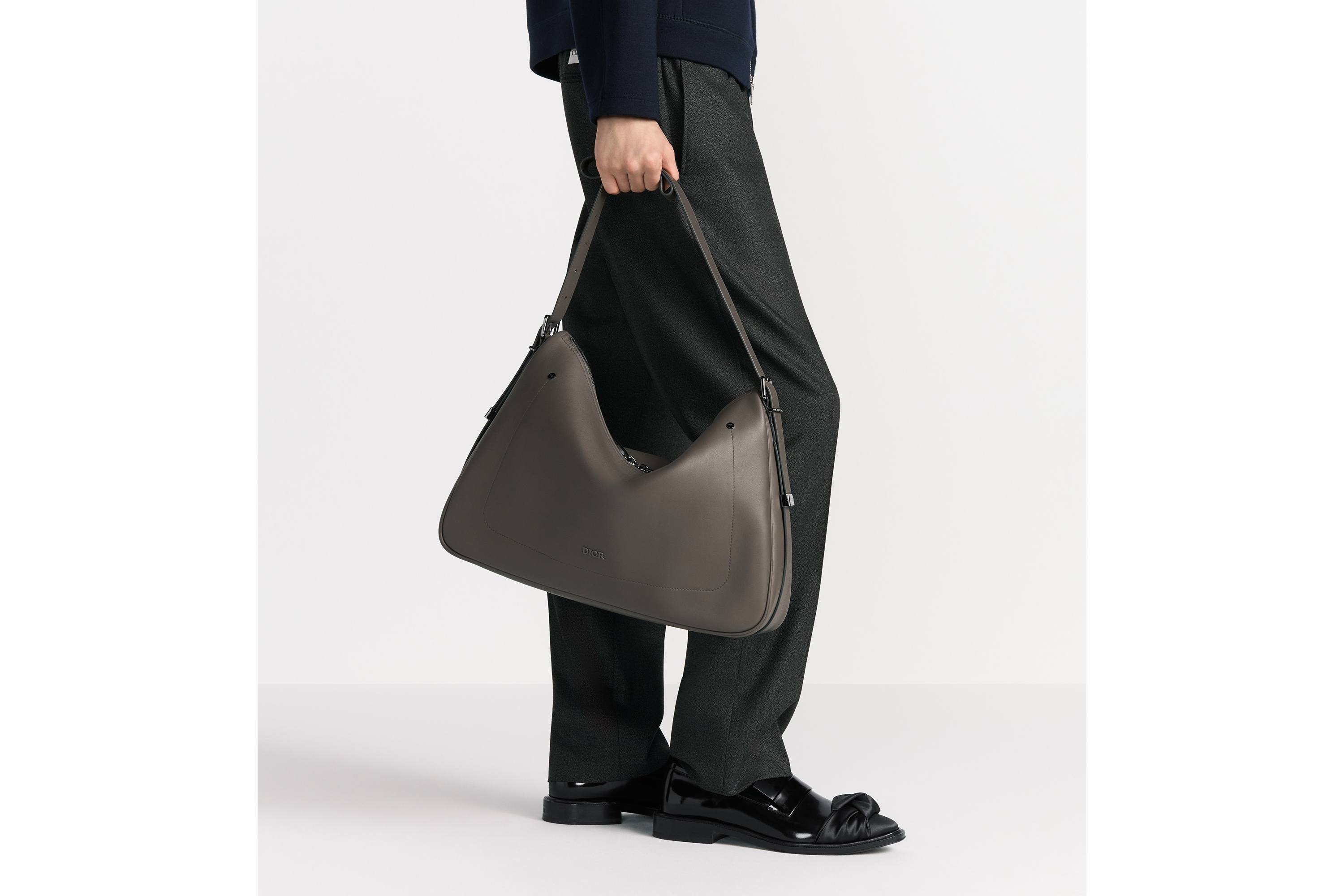 look_image_alt_prefix 大号 Dior Slider 拉链水饺包 灰色光滑牛皮革 E22