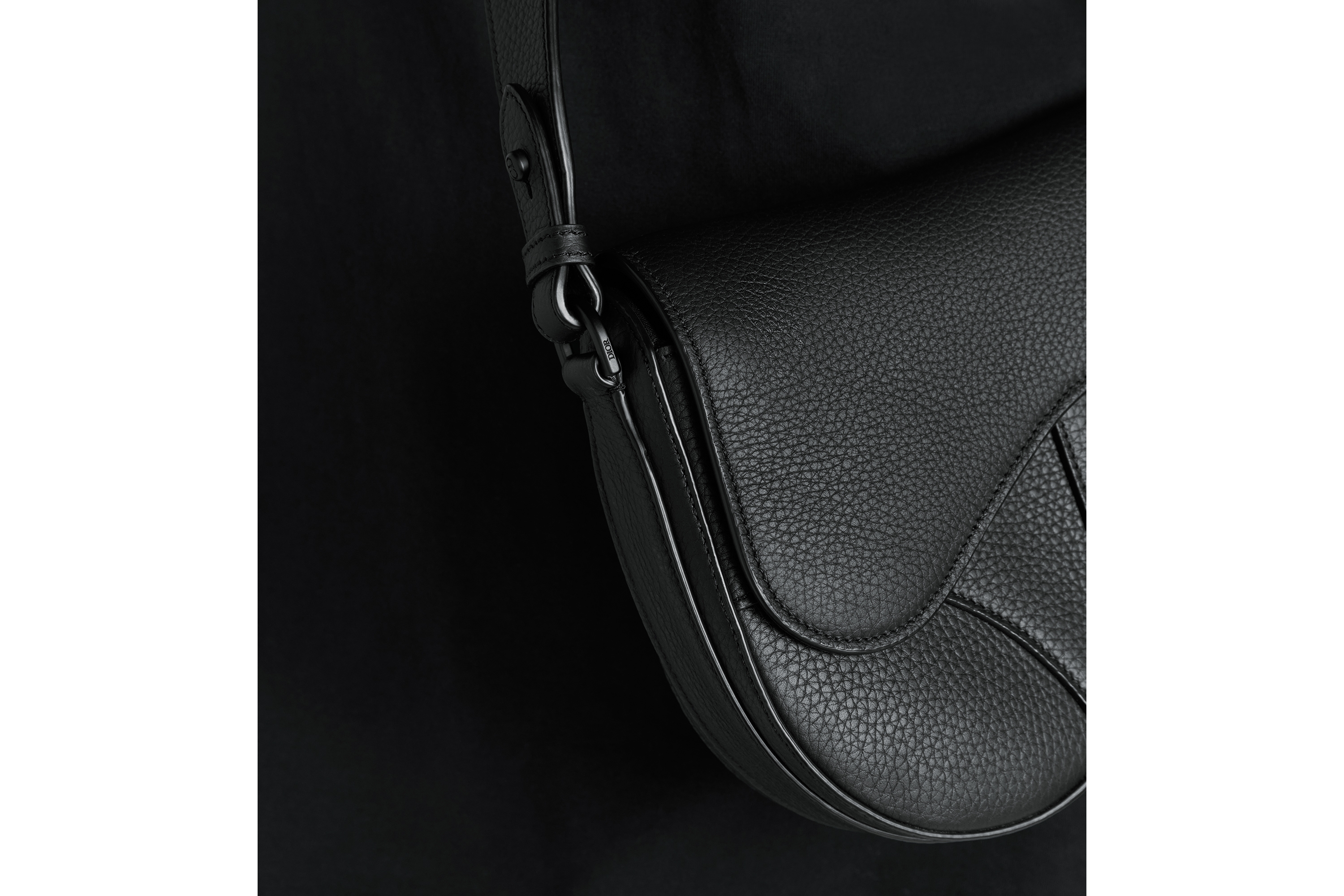 look_image_alt_prefix 马鞍包 黑色柔软粒面牛皮革 E20