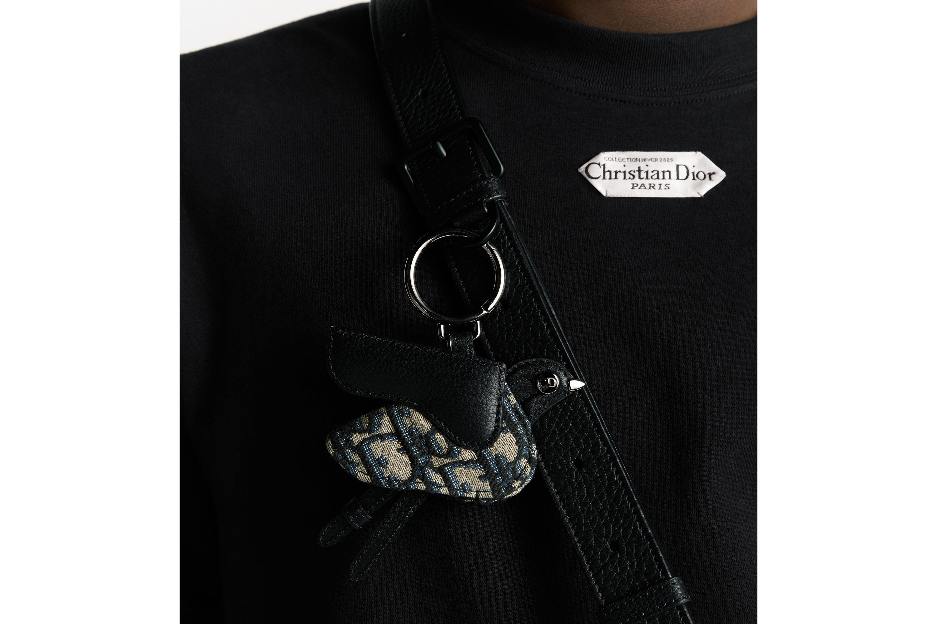 look_image_alt_prefix 马鞍飞鸟钥匙扣 米色和黑色 Oblique 印花面料、黑色粒面牛皮革和金属覆层铜合金 E43