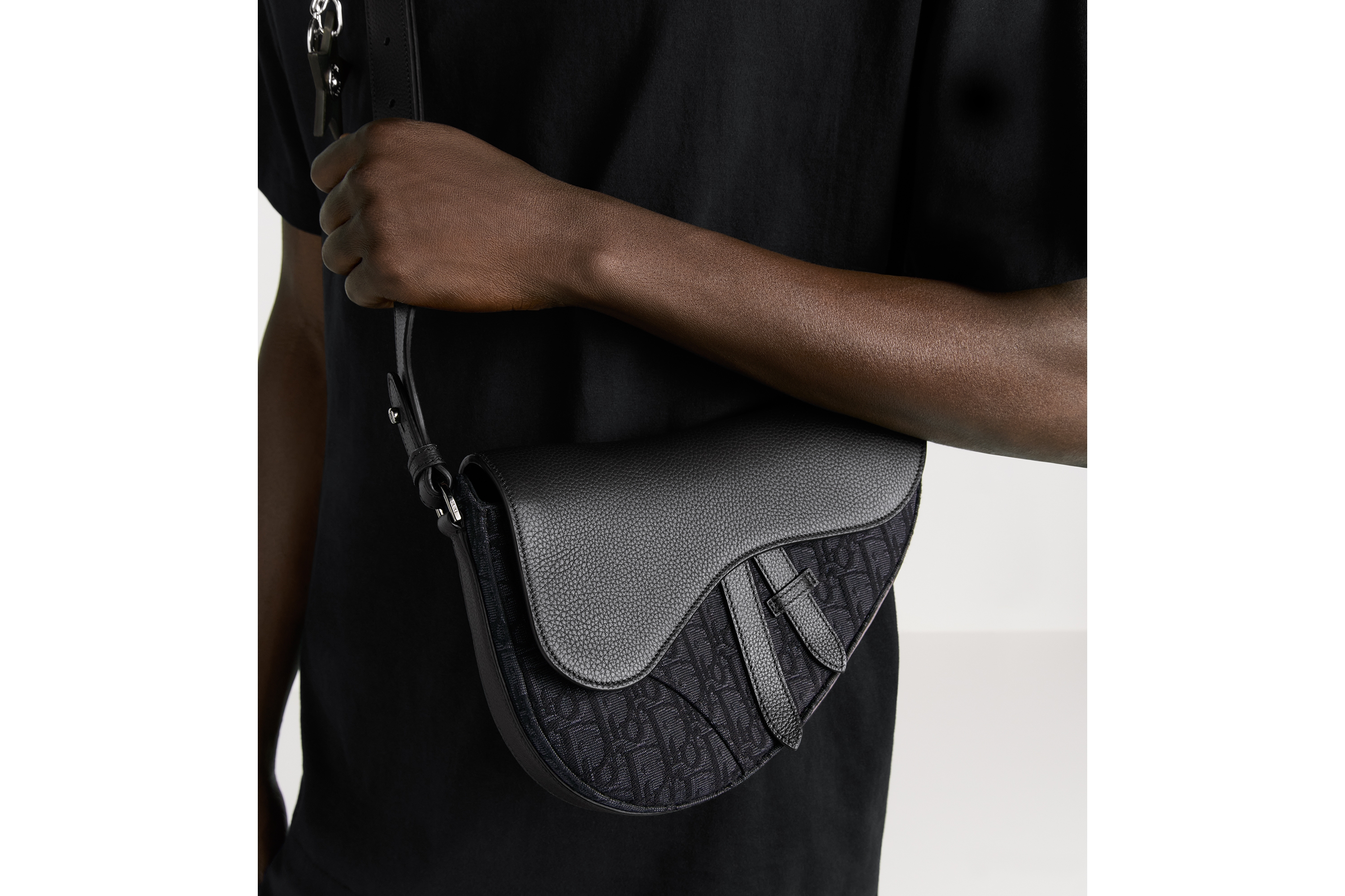 look_image_alt_prefix 马鞍包 黑色 Oblique 印花面料和黑色粒面牛皮革 E20