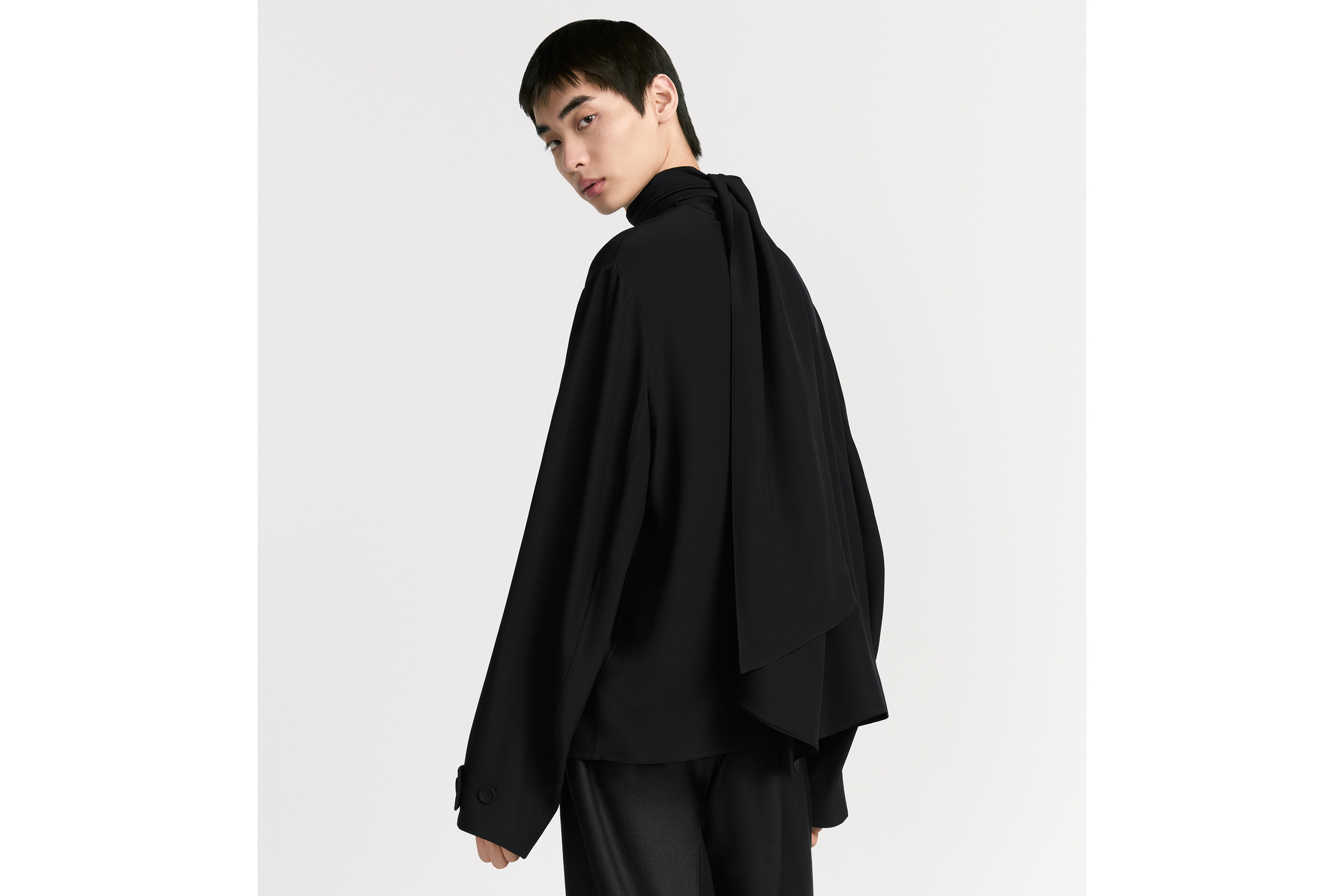 衬衫 黑色桑蚕丝绉纱面料搭配背面宽领带 E09