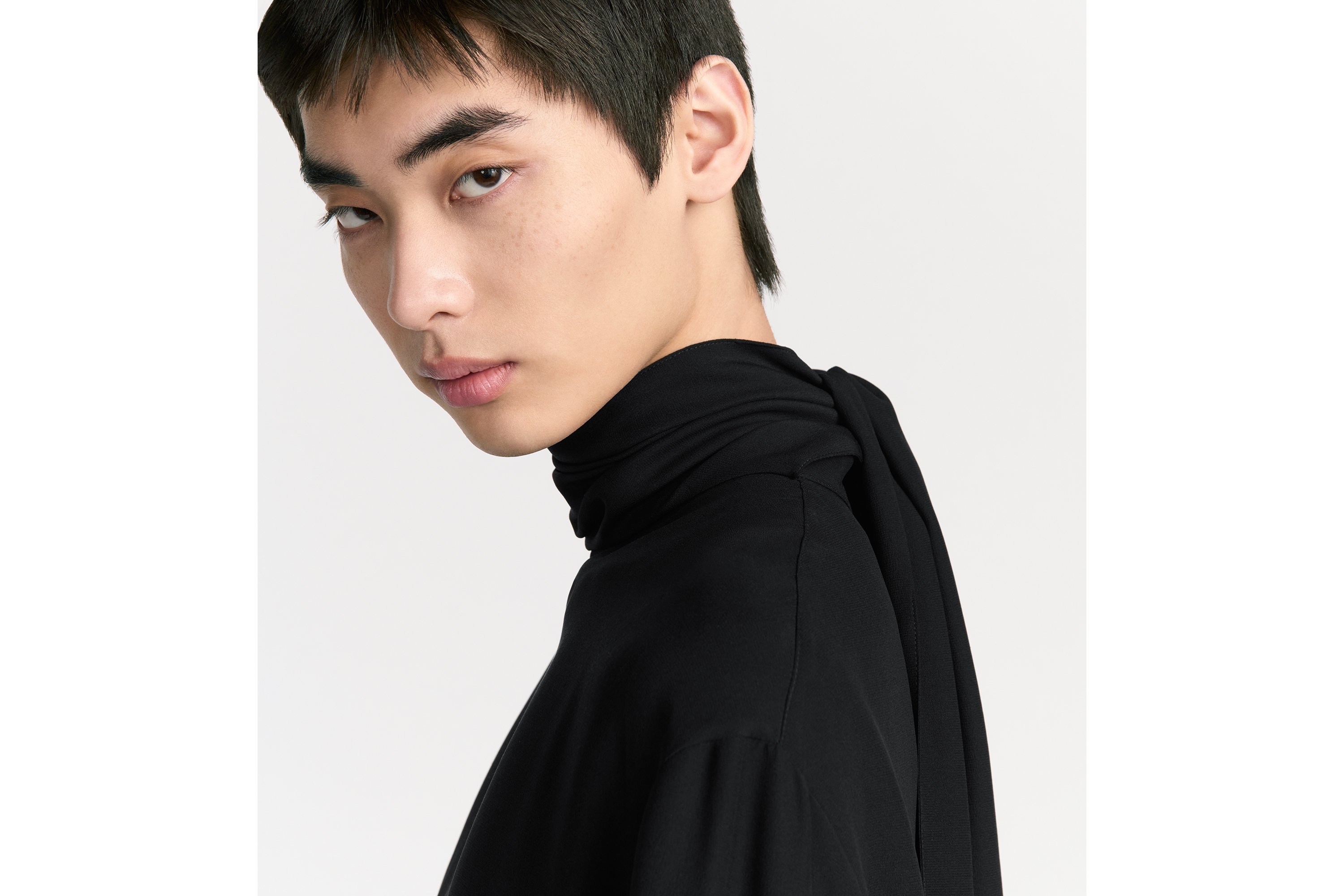 look_image_alt_prefix 衬衫 黑色桑蚕丝绉纱面料搭配背面宽领带 E10