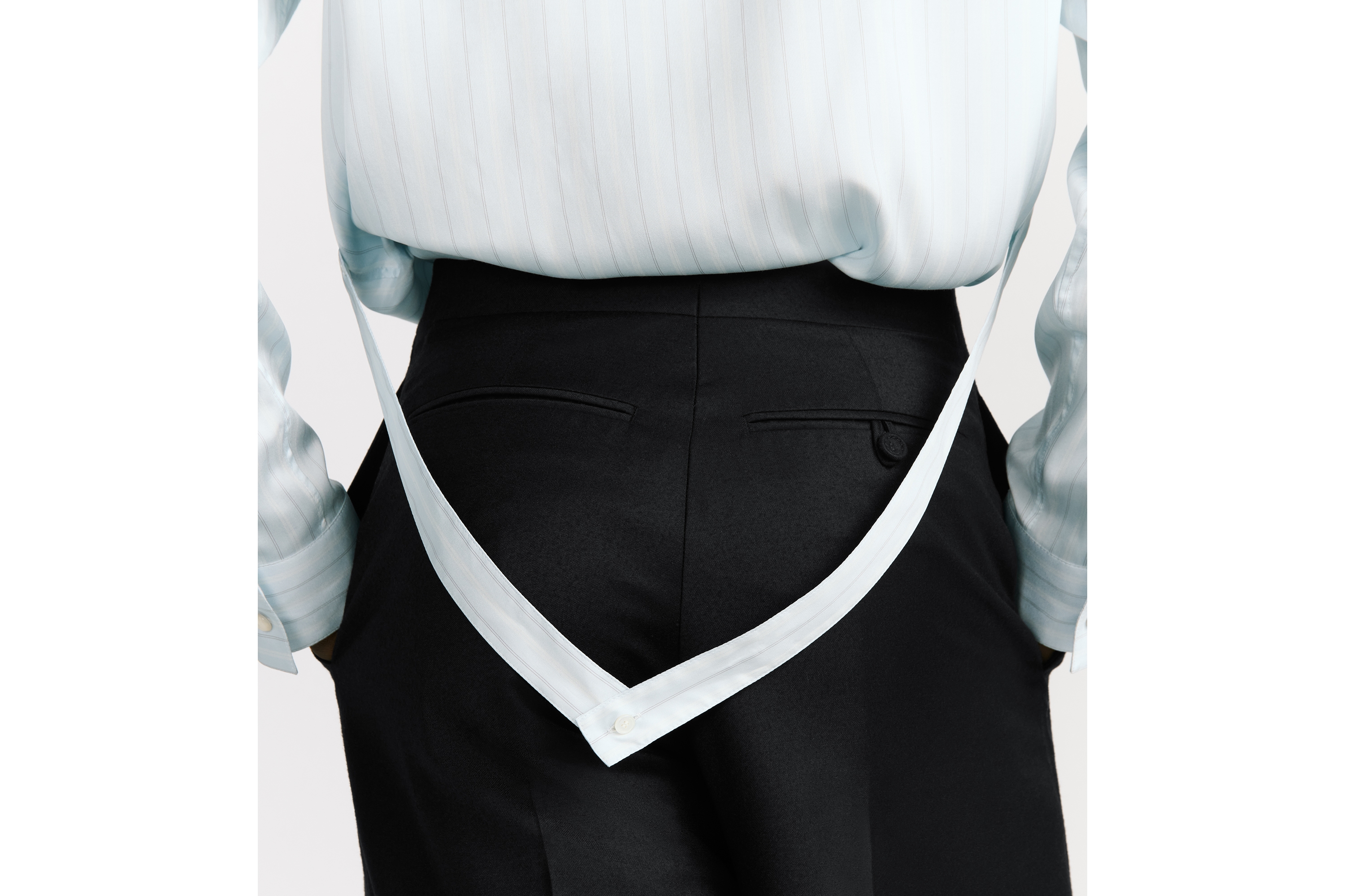 look_image_alt_prefix 衬衫 蓝色条纹桑蚕丝斜纹面料搭配刺绣超迷你领带 E10