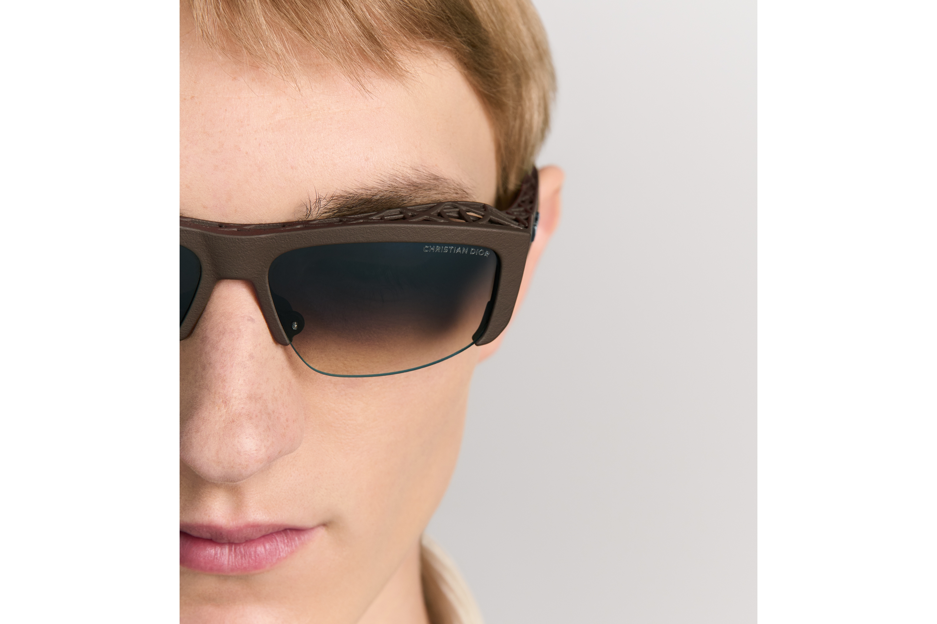 look_image_alt_prefix Dior3D S4I 太阳眼镜 卡其色方形镜框 E30