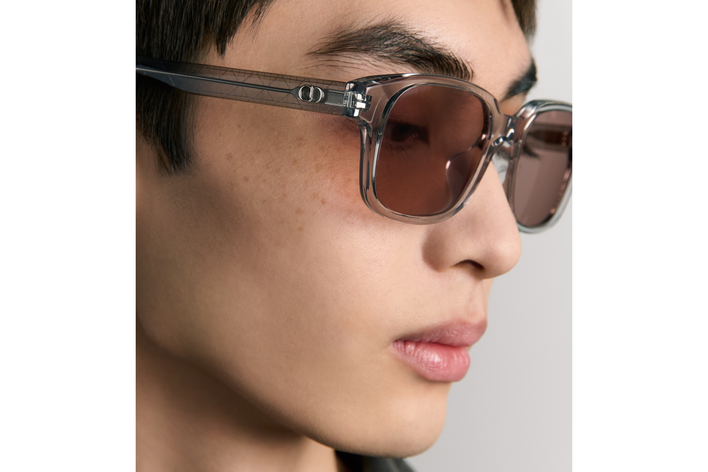 look_image_alt_prefix CD Icon S4F 太阳眼镜 灰色半透明正方形镜框 E30