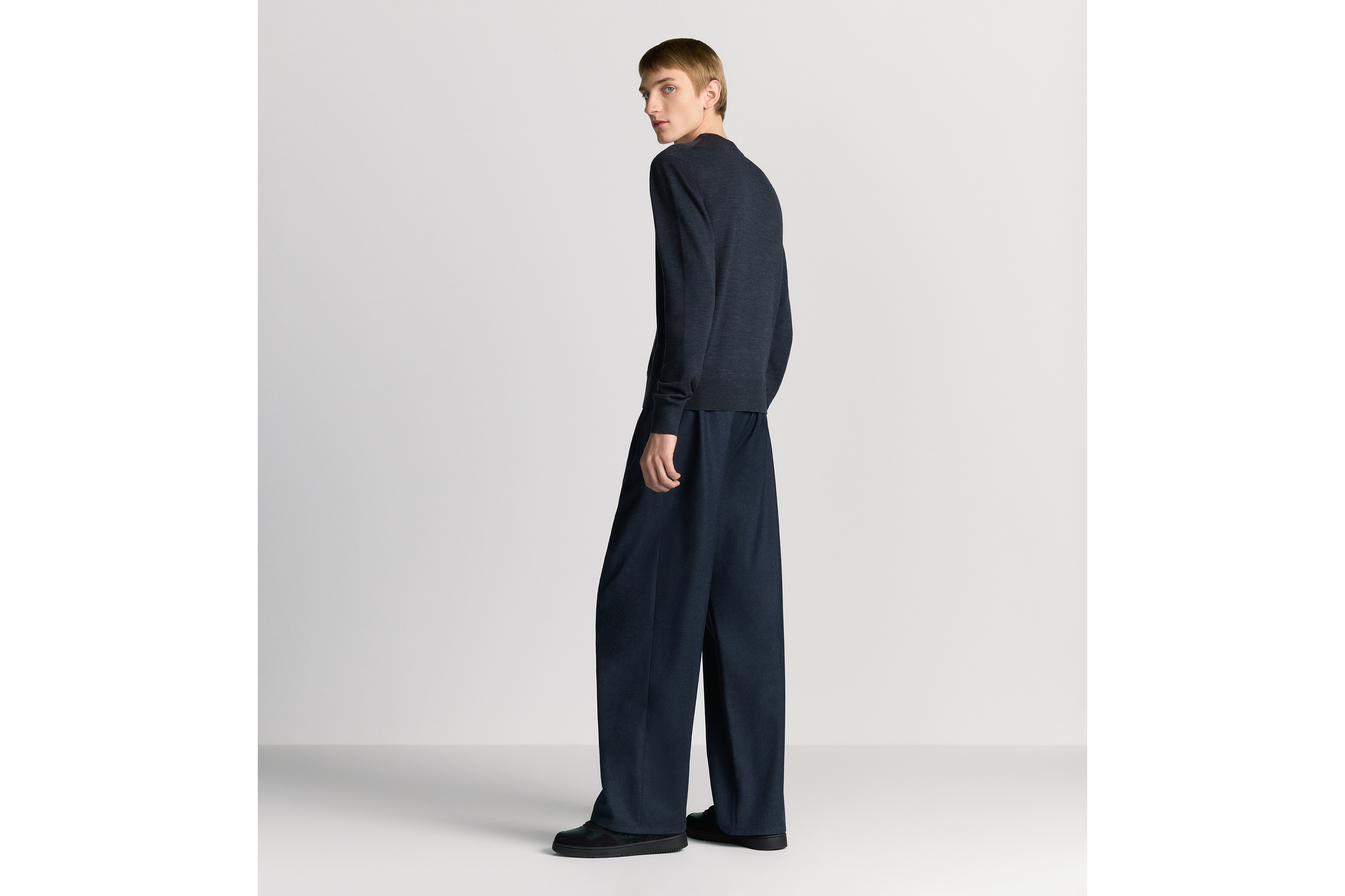 圆领毛衫 金属蓝山羊绒平纹针织面料 CD Icon 标志 E09