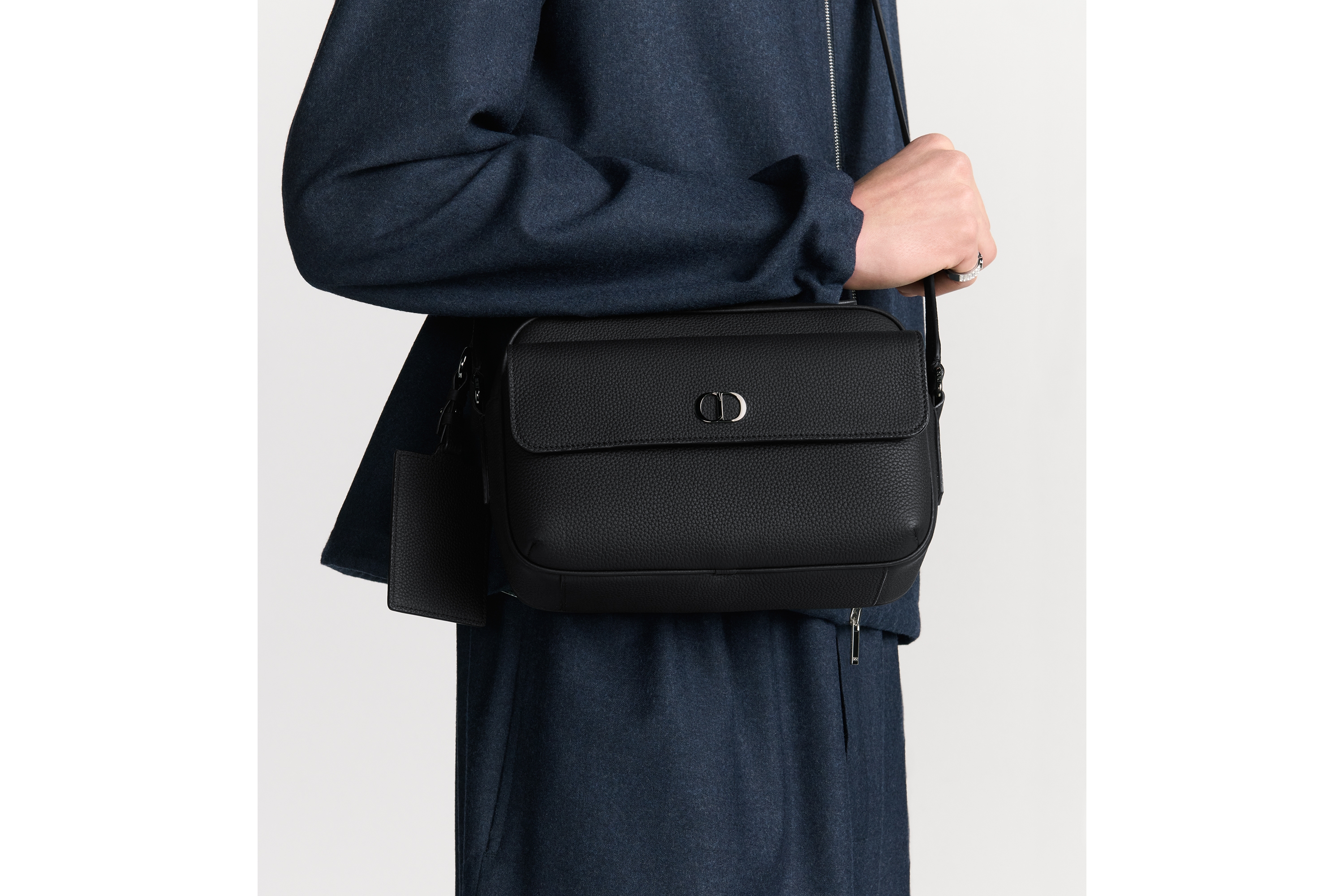 look_image_alt_prefix CD Icon 拉链信使包 黑色哑光粒面牛皮革 E20