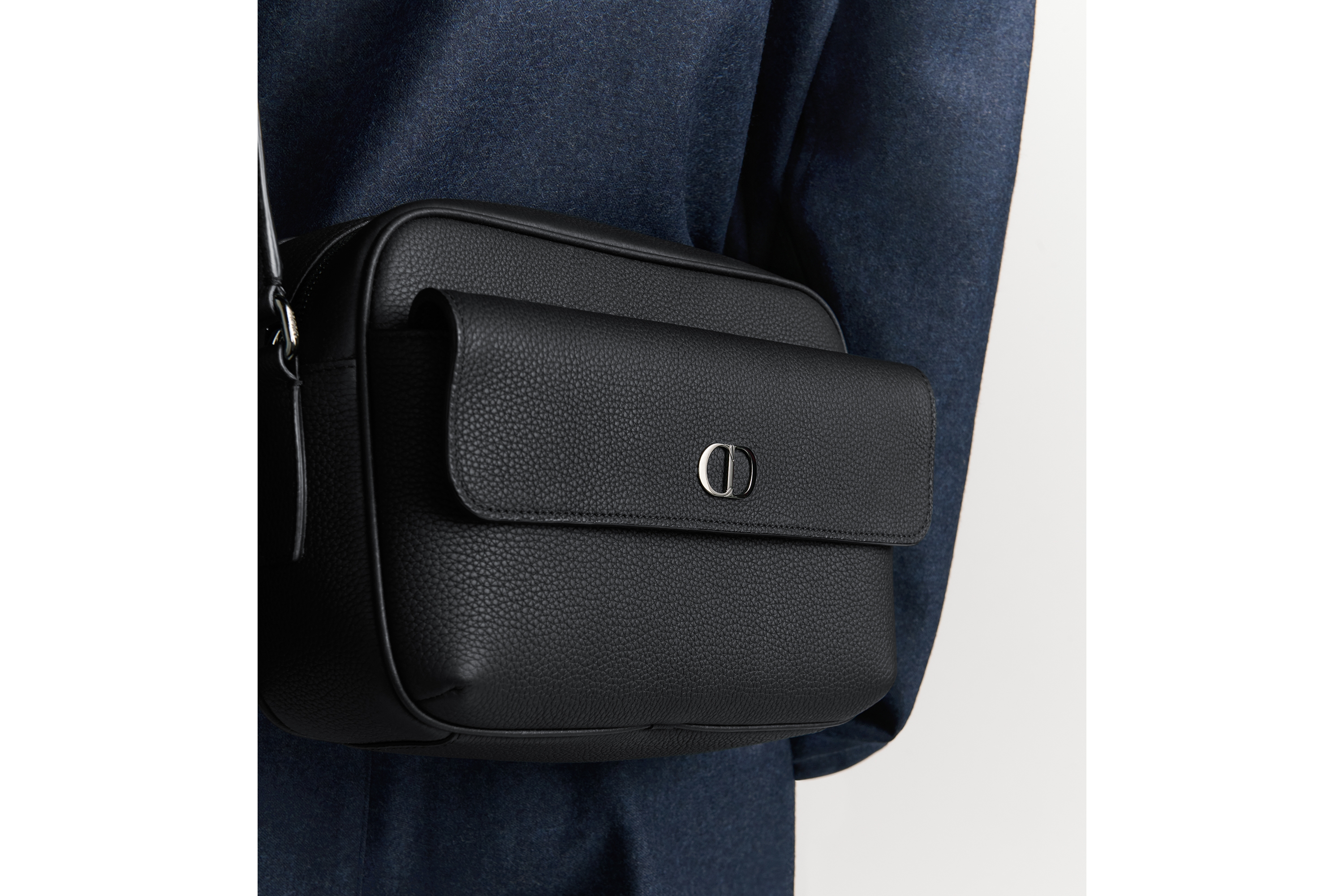 look_image_alt_prefix CD Icon 拉链信使包 黑色哑光粒面牛皮革 E22