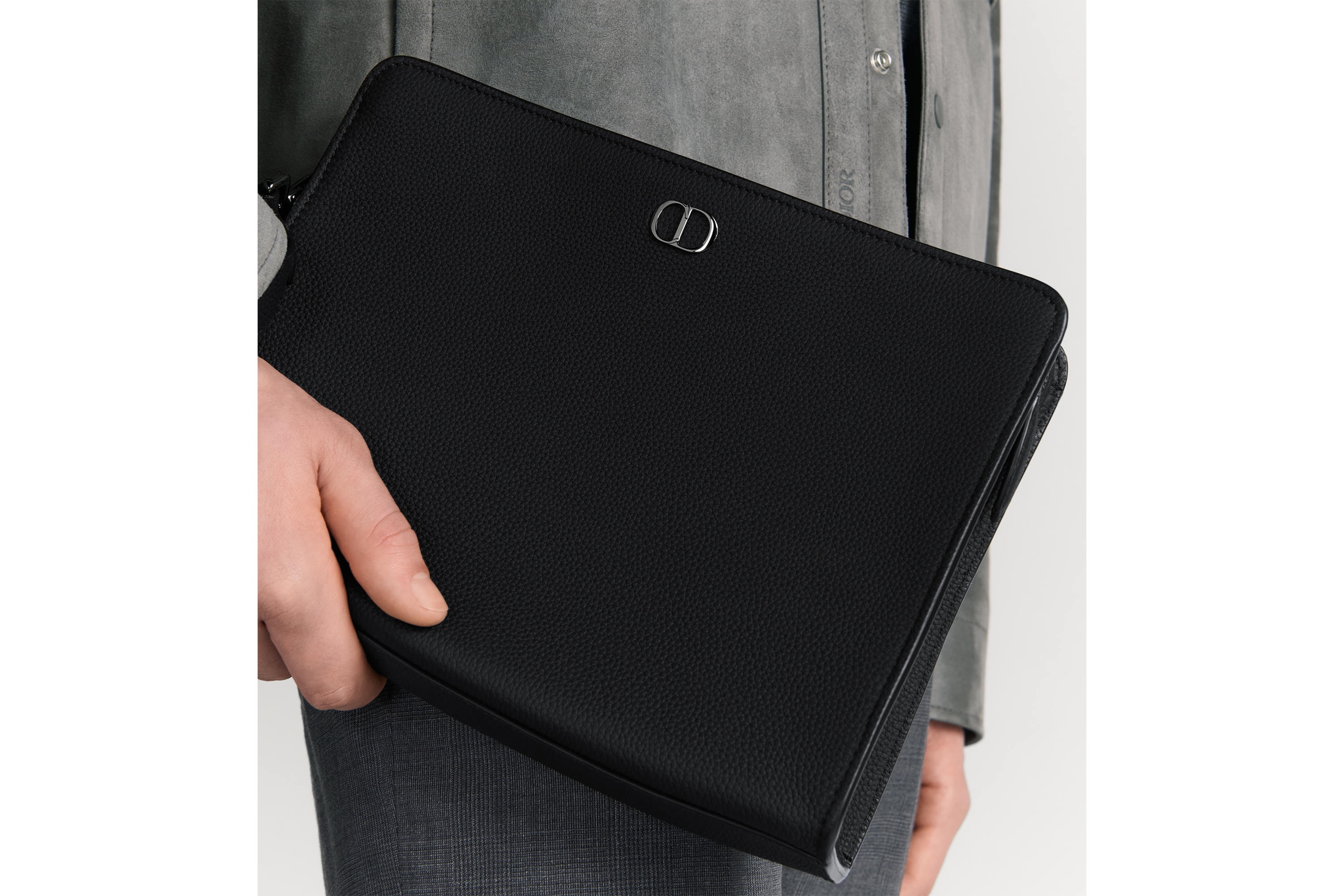 look_image_alt_prefix CD Icon A5 三角形手拿包 黑色哑光粒面牛皮革 E20