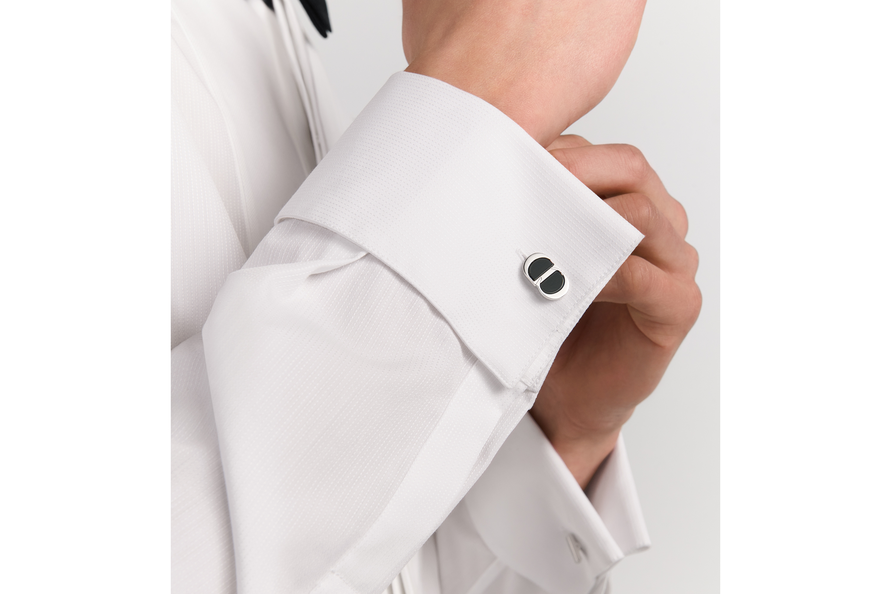 look_image_alt_prefix CD Icon 袖扣 银质和黑色树脂 E39