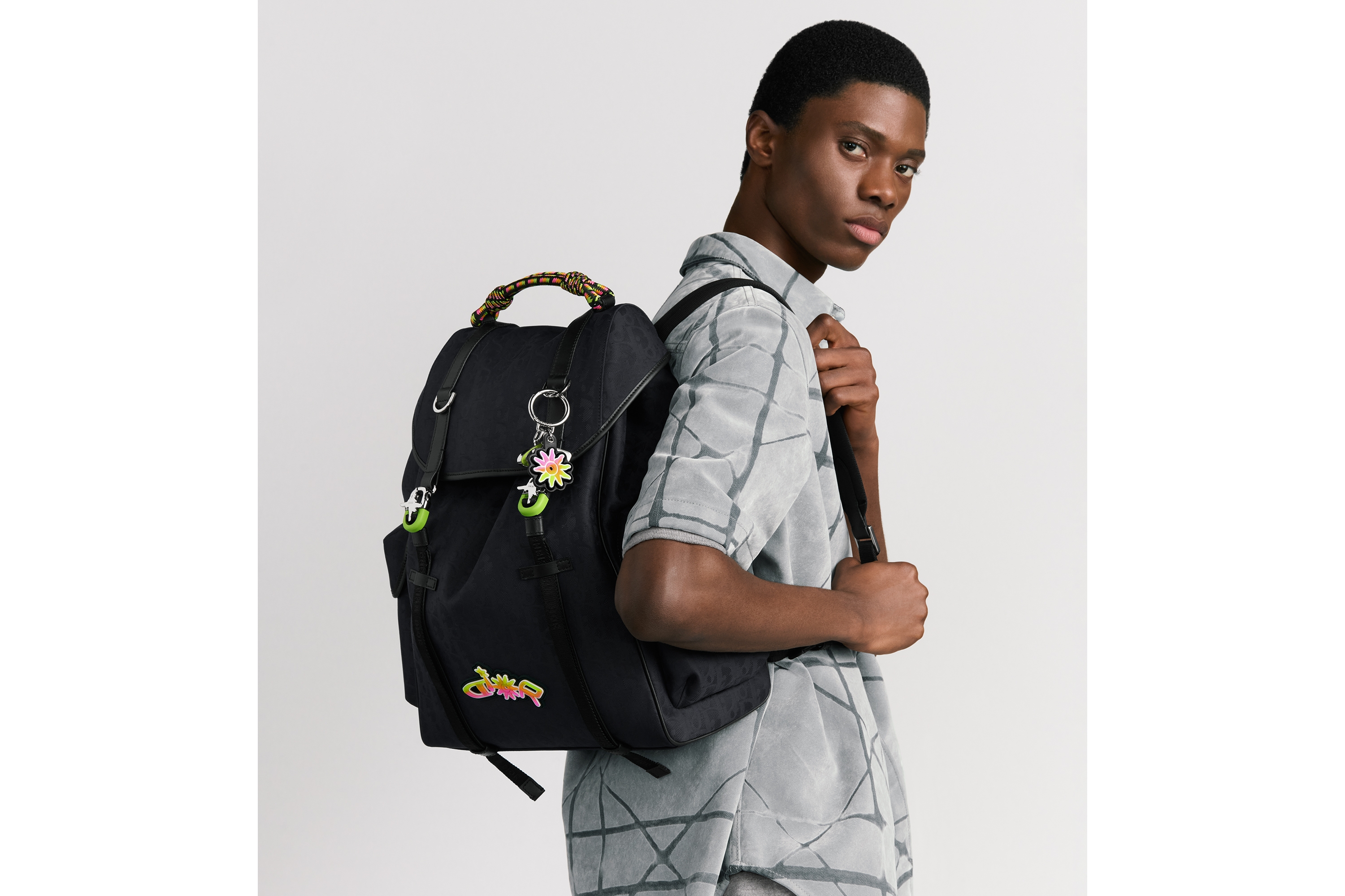 look_image_alt_prefix DIOR AND LEWIS HAMILTON Dior Hit The Road 翻盖双肩背包 黑色 Oblique 印花尼龙和黑色皮革效果科技面料 E19