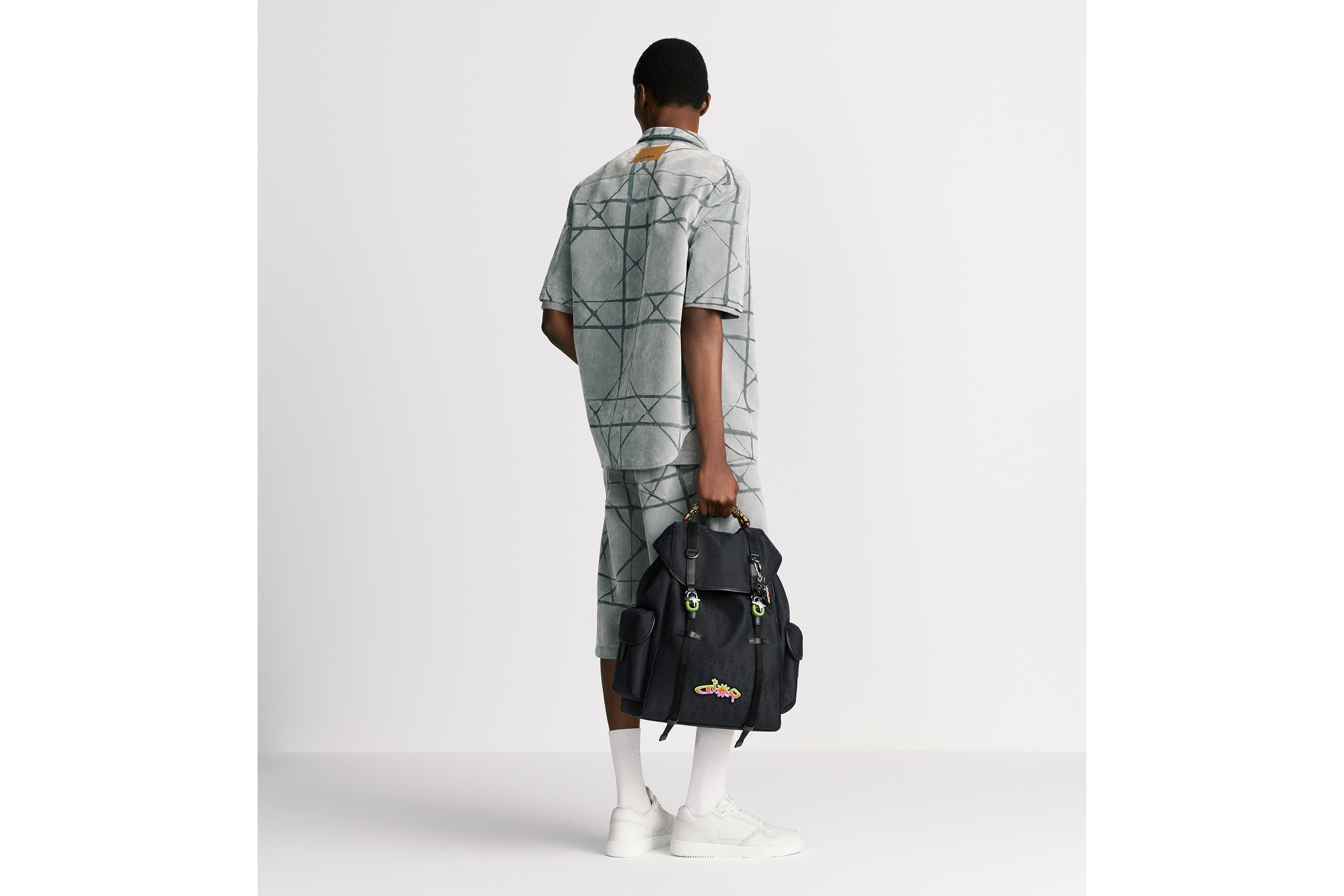 DIOR AND LEWIS HAMILTON Dior Hit The Road 翻盖双肩背包 黑色 Oblique 印花尼龙和黑色皮革效果科技面料 E21