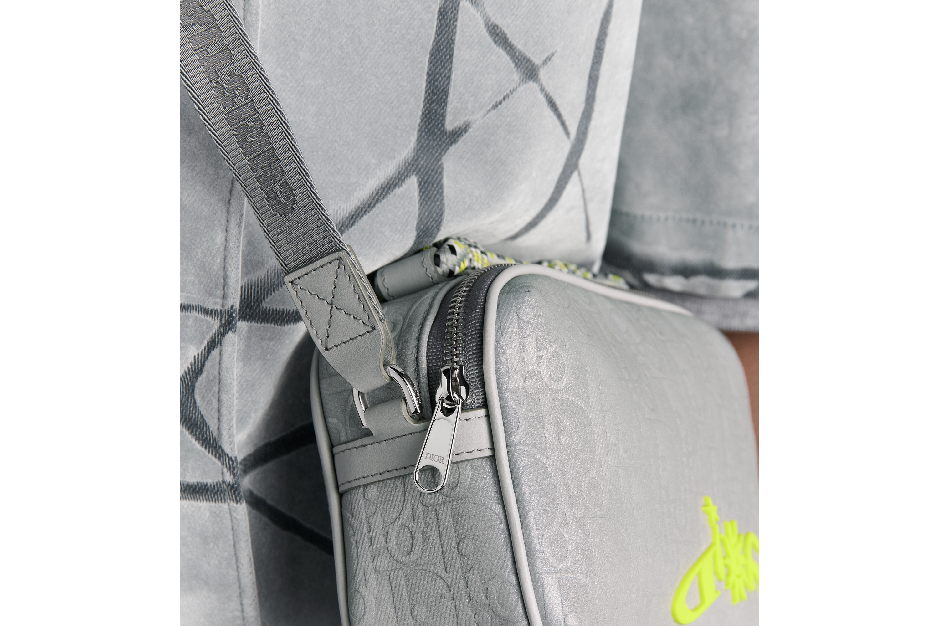 look_image_alt_prefix 迷你 DIOR AND LEWIS HAMILTON 拉链包 银色调 Oblique 印花反光锦纶 E20