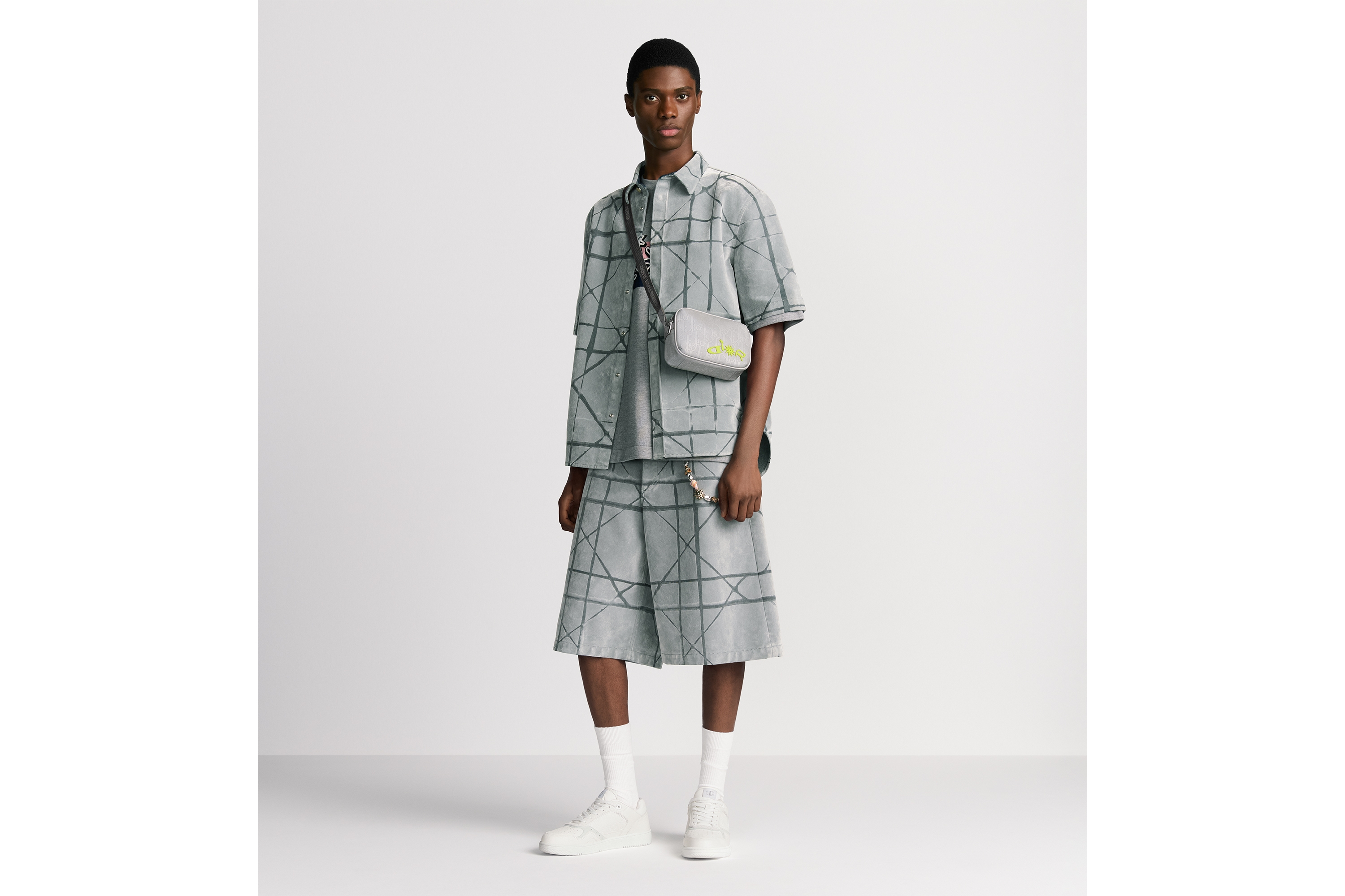 look_image_alt_prefix 迷你 DIOR AND LEWIS HAMILTON 拉链包 银色调 Oblique 印花反光锦纶 E21