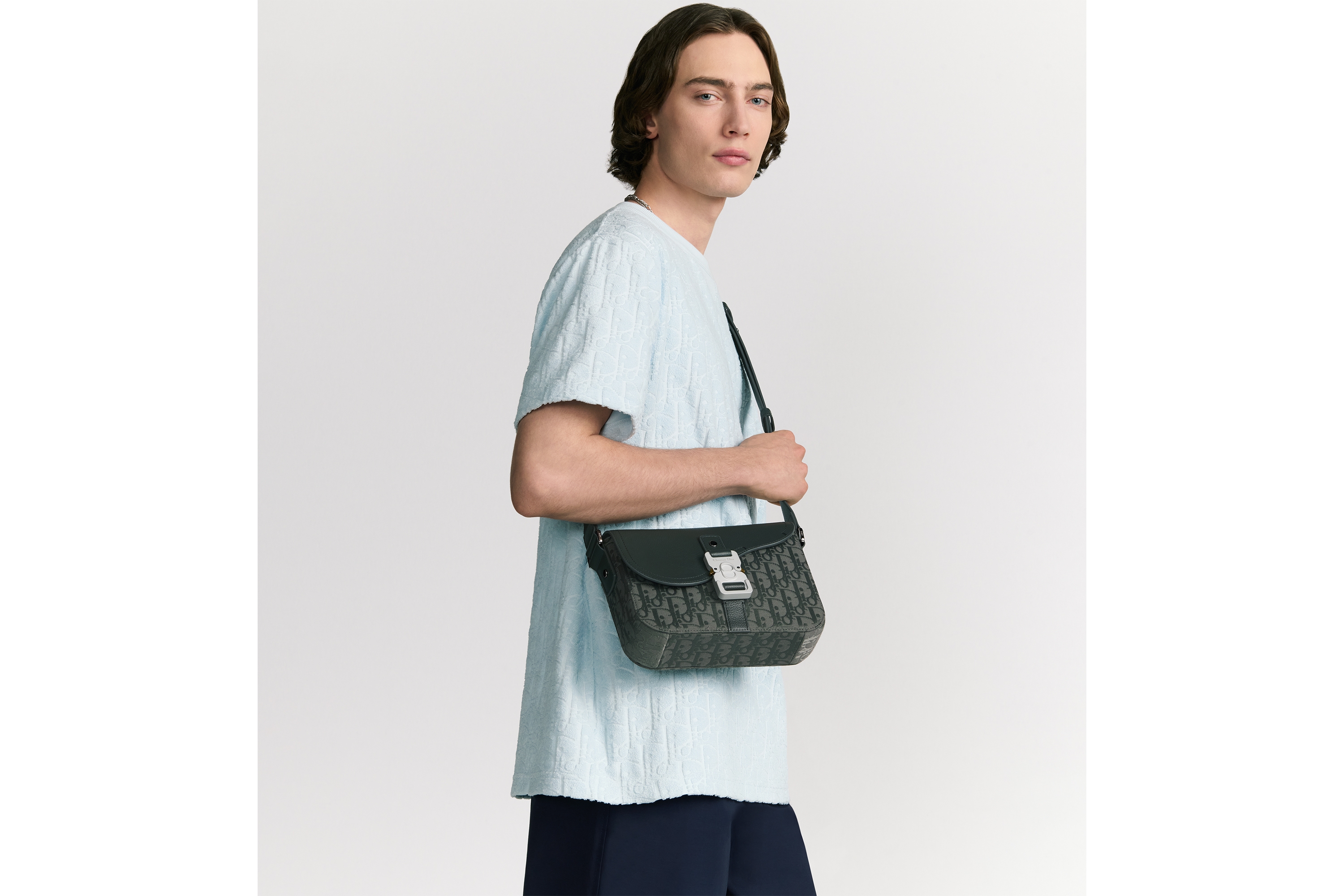 look_image_alt_prefix 小号马鞍翻盖信使包 煤灰色 Oblique 印花帆布和煤灰色粒面牛皮革 E19