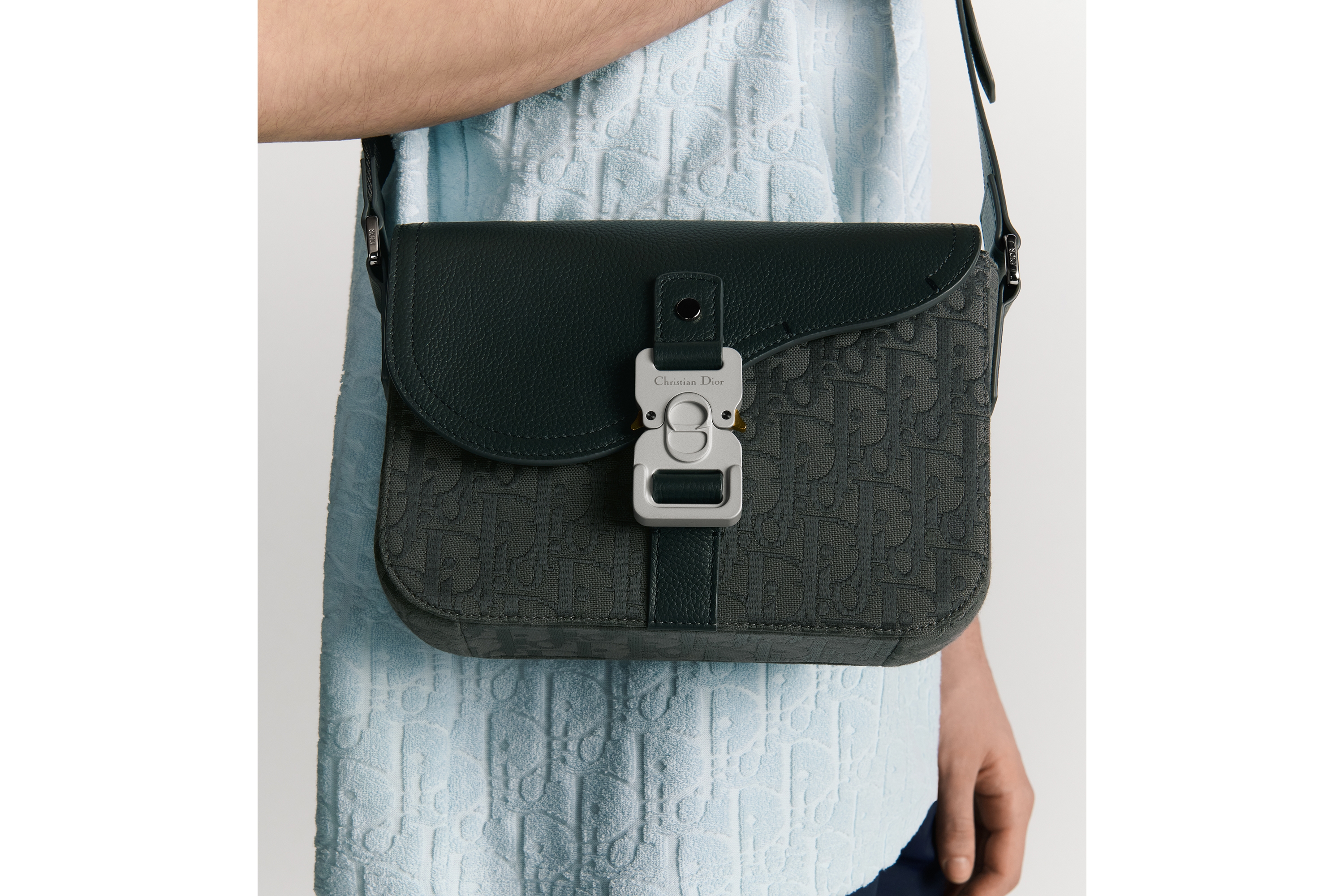 look_image_alt_prefix 小号马鞍翻盖信使包 煤灰色 Oblique 印花帆布和煤灰色粒面牛皮革 E20