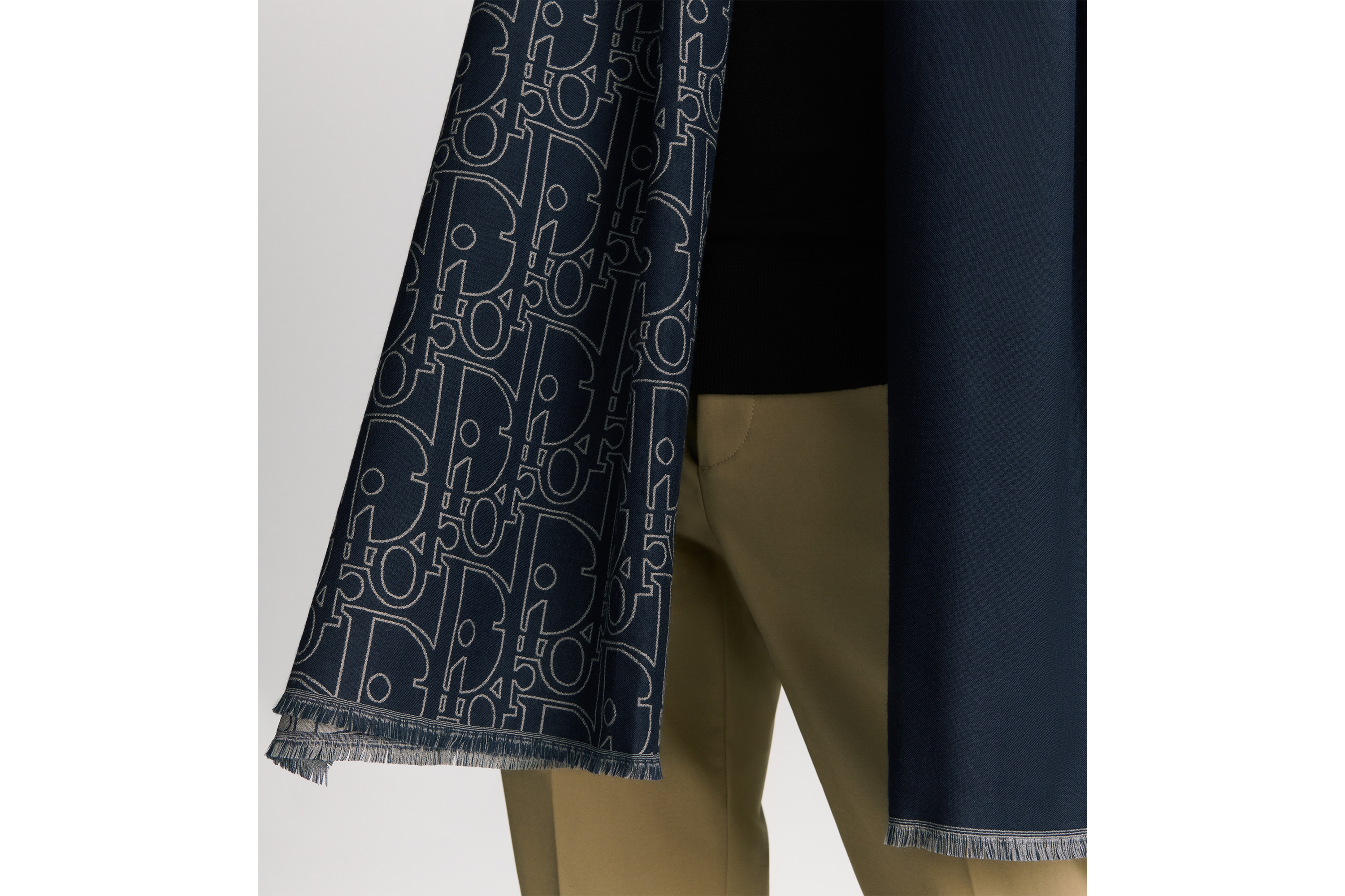 look_image_alt_prefix Dior 印花围巾 海军蓝色和灰色绵羊毛和桑蚕丝混纺渐变 Dior Gravity 图案 E34
